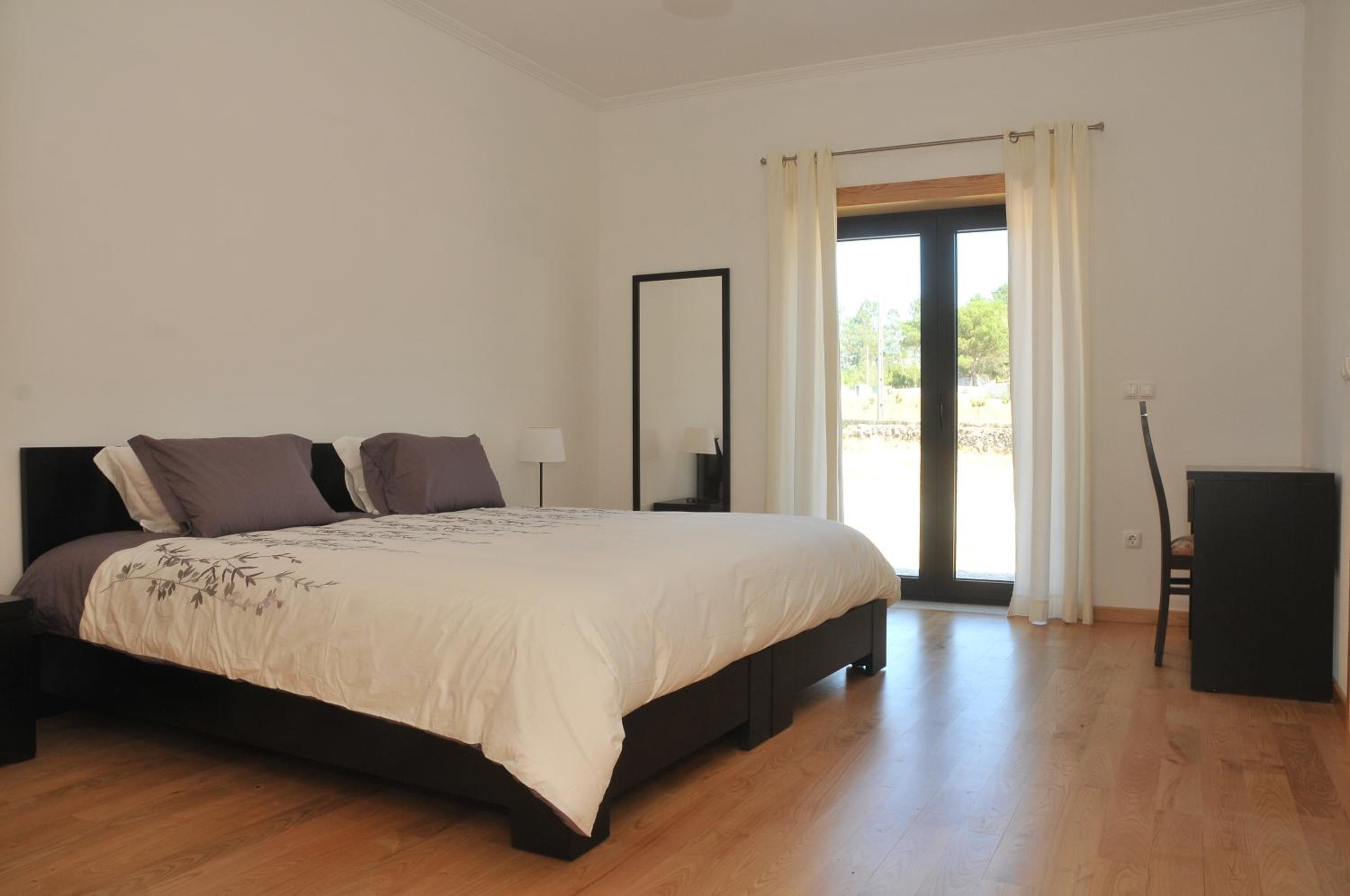 Five-Bedroom House photo 2