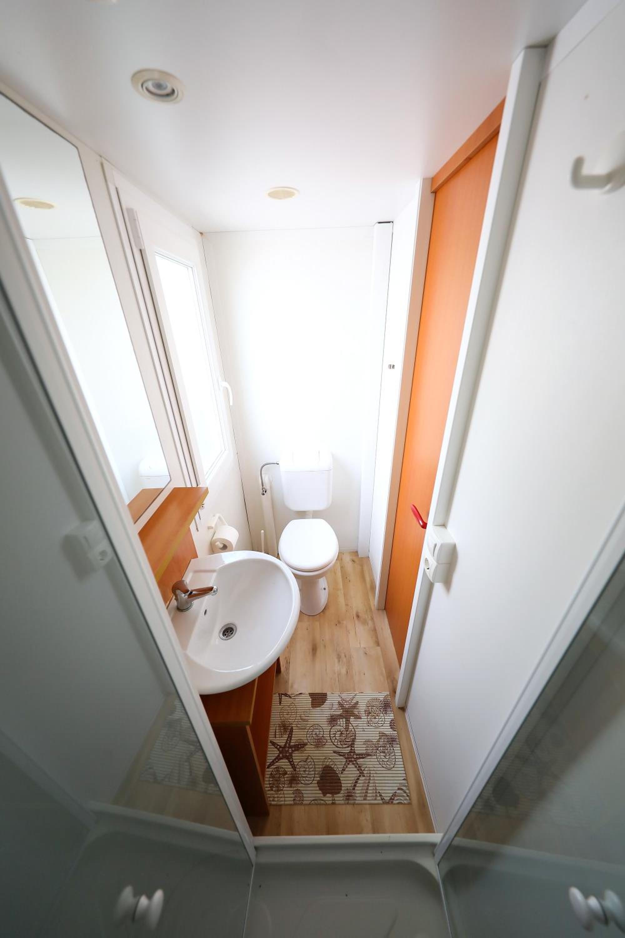 Two-Bedroom Mobile Home with Terrace and Pool