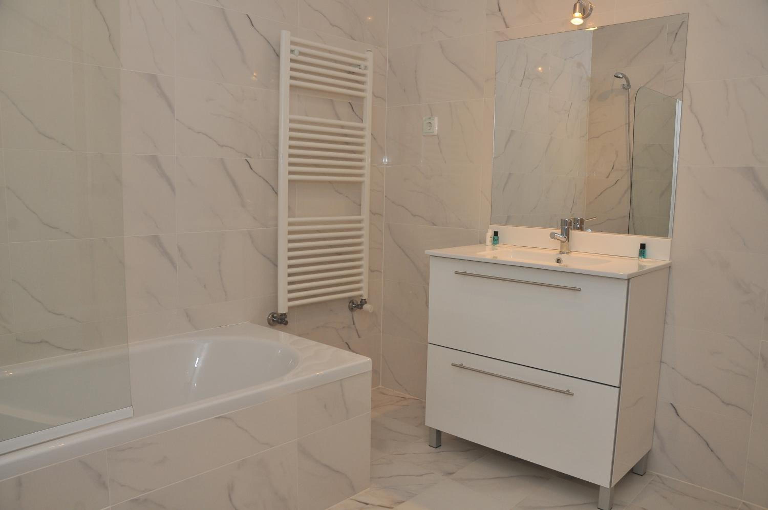 Double or Twin Room with Private Bathroom photo 2