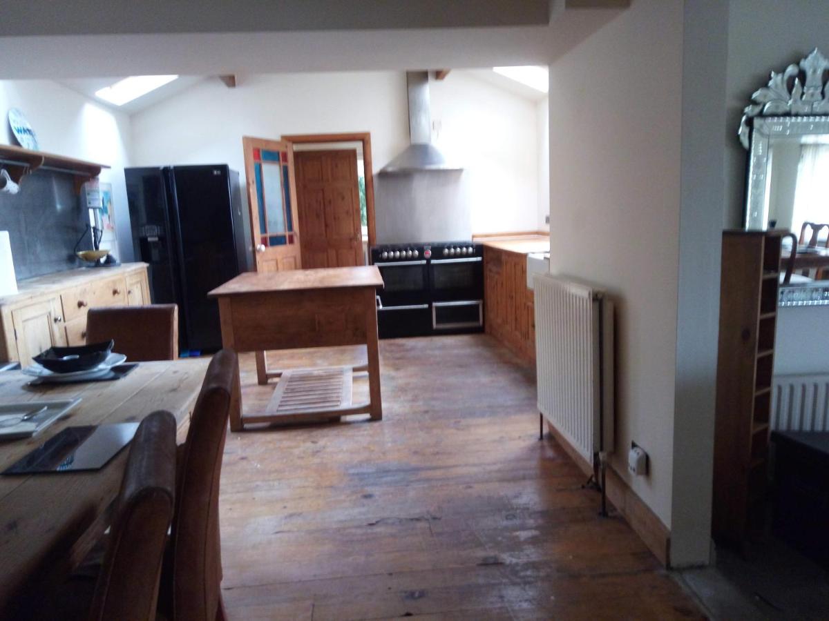 Five-Bedroom House photo 3