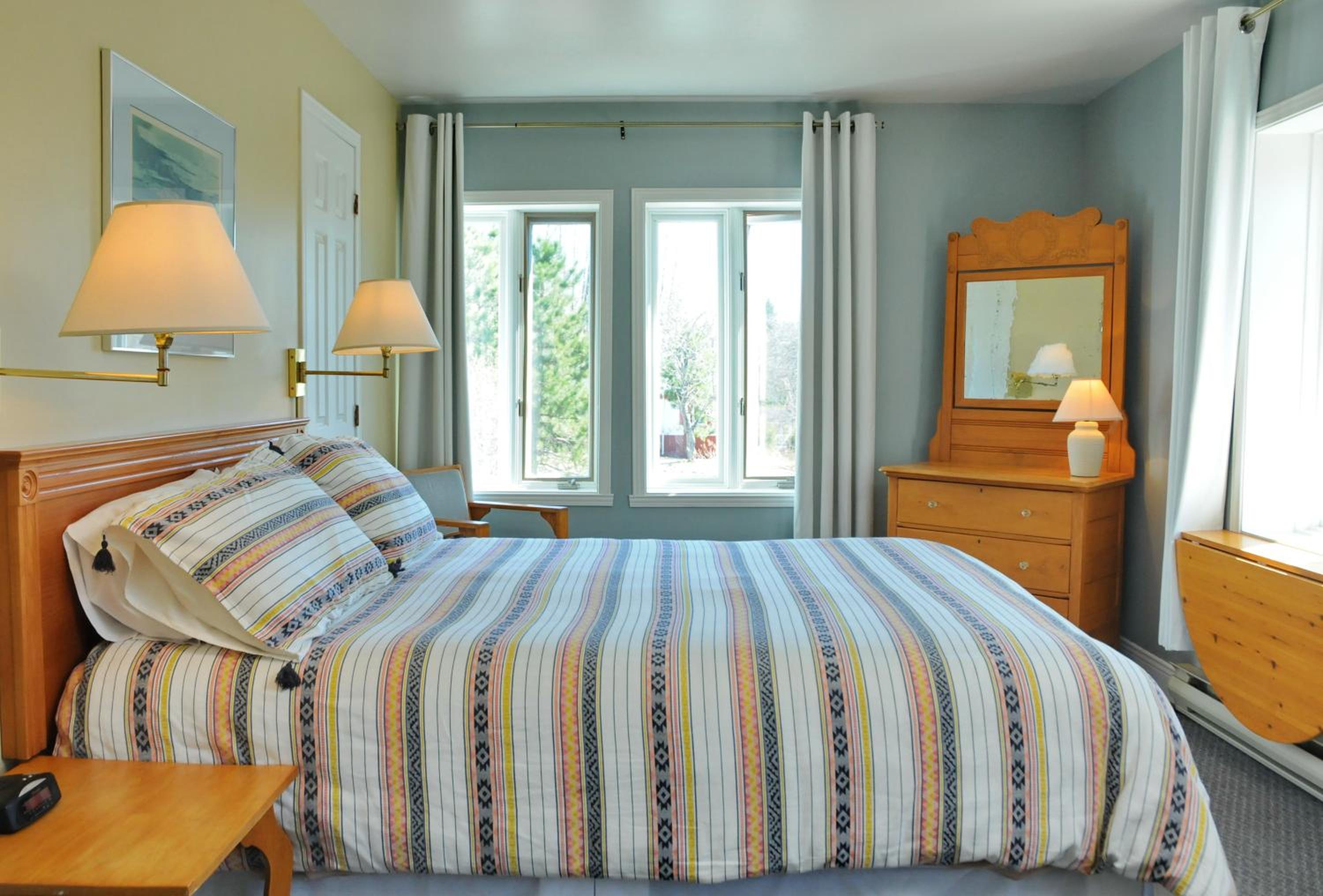 Superior Room 1 Queen Bed photo 2