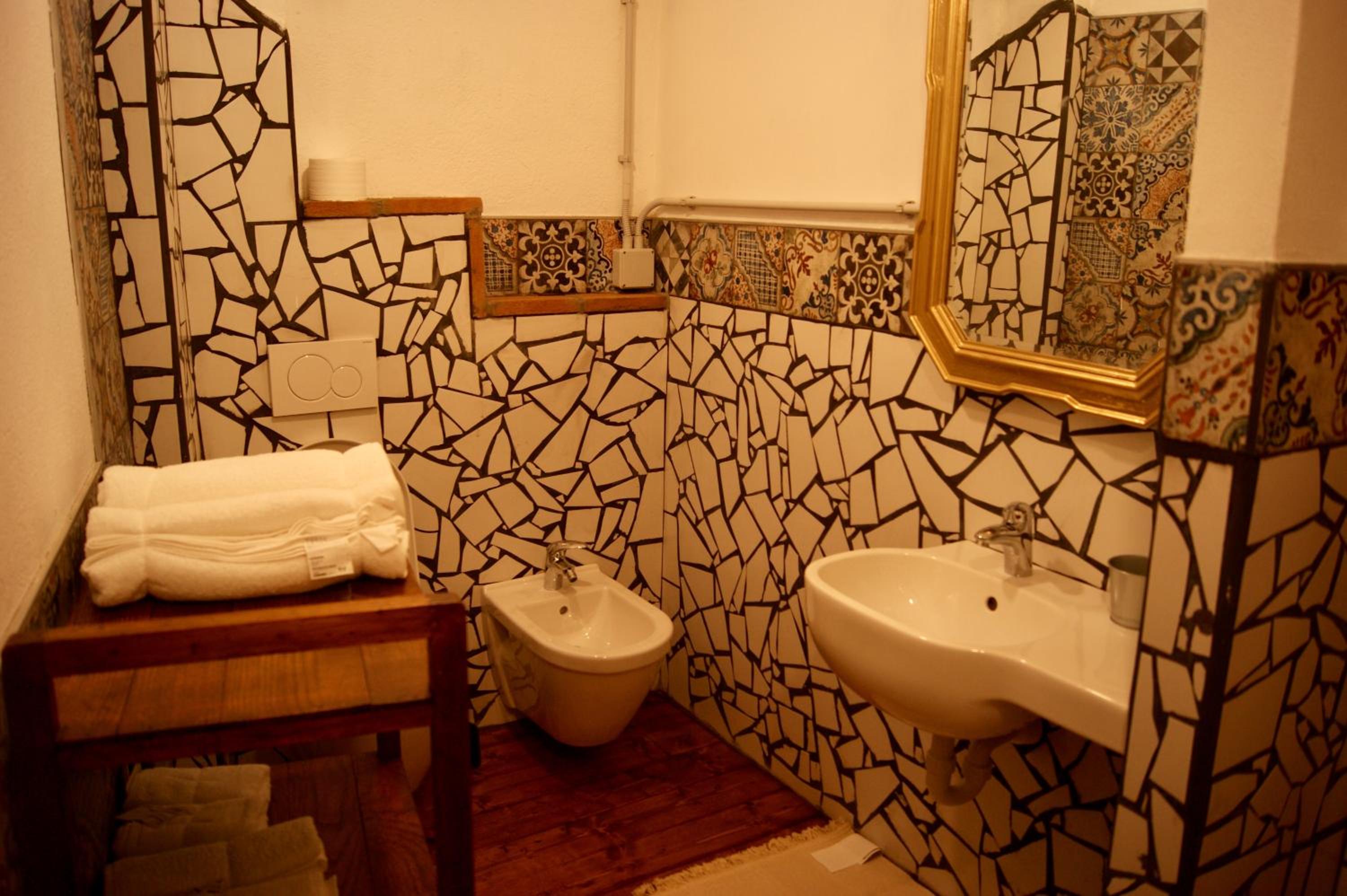 Deluxe Double Room with Extra Bed - Photo 9