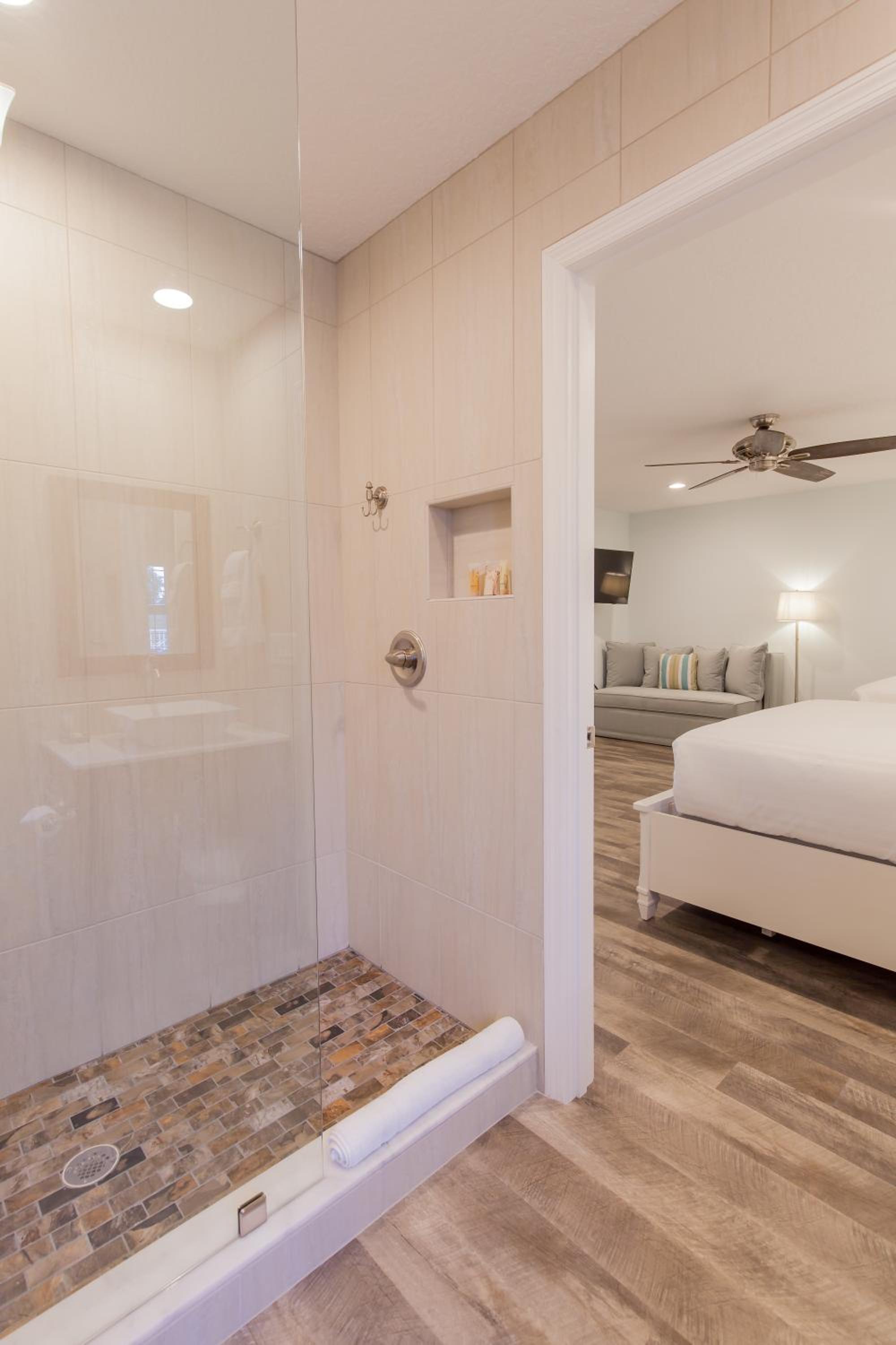 Queen Room with Pool View photo 2