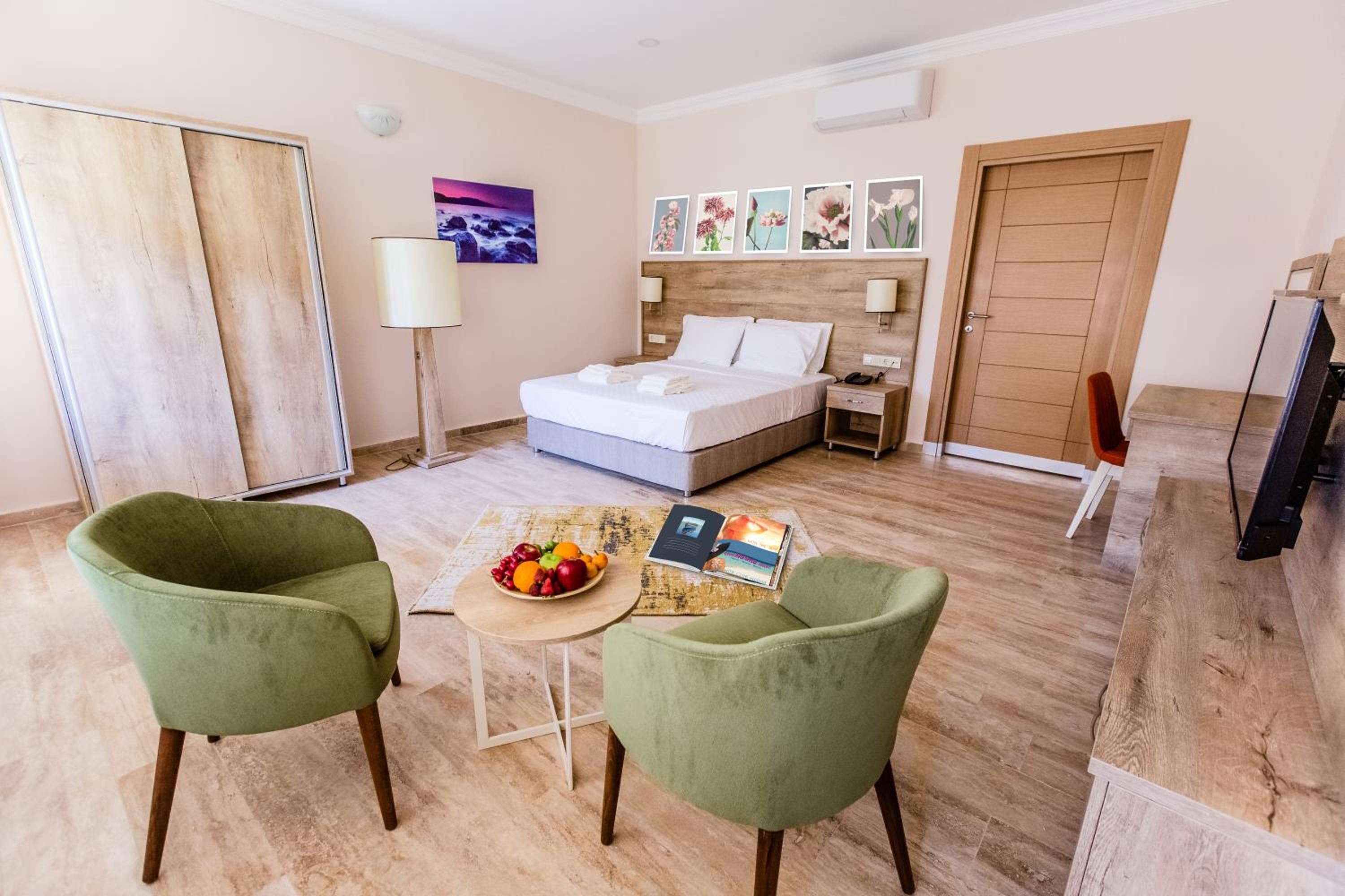 Club Deluxe Room - Photo 1