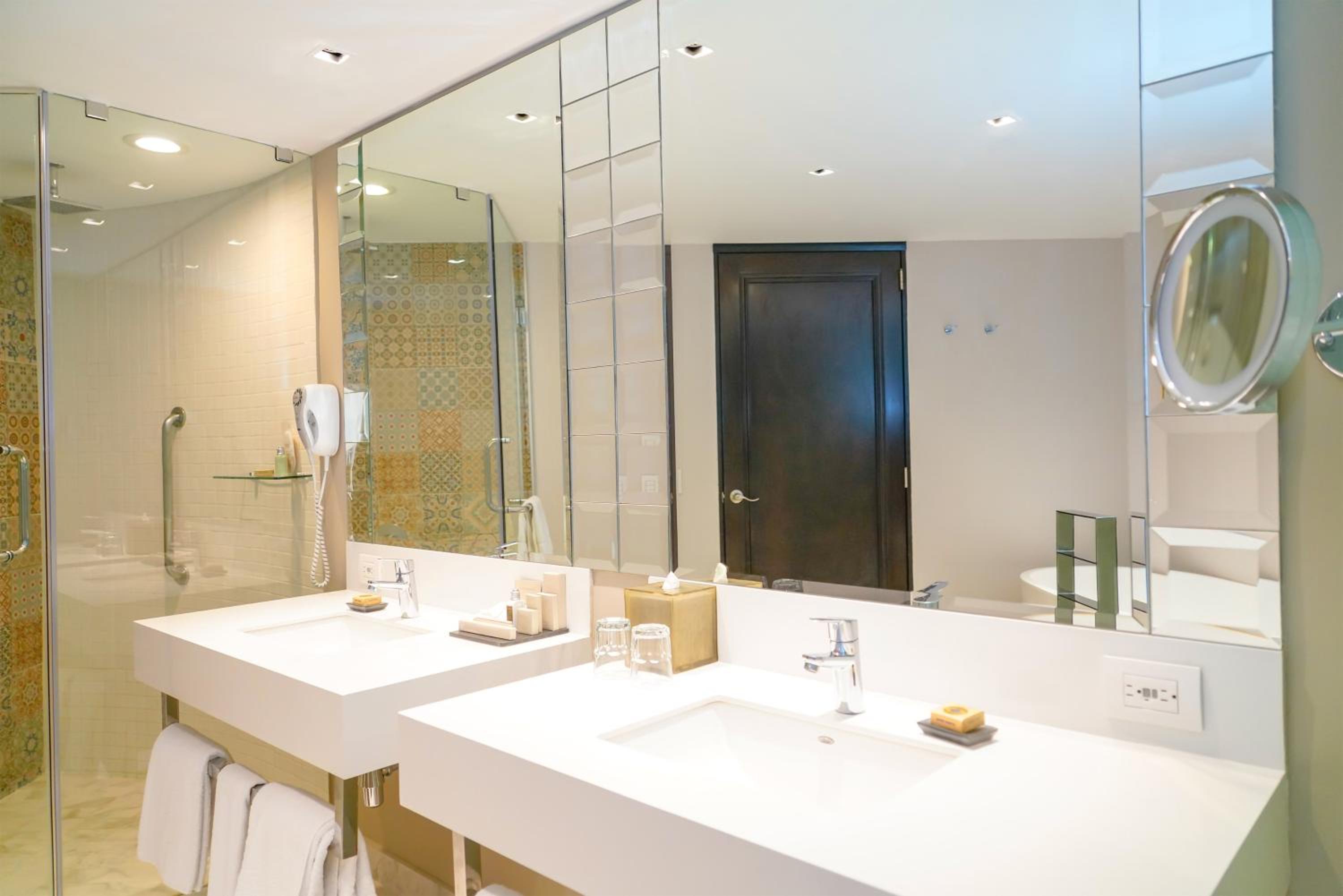 Deluxe Queen Suite