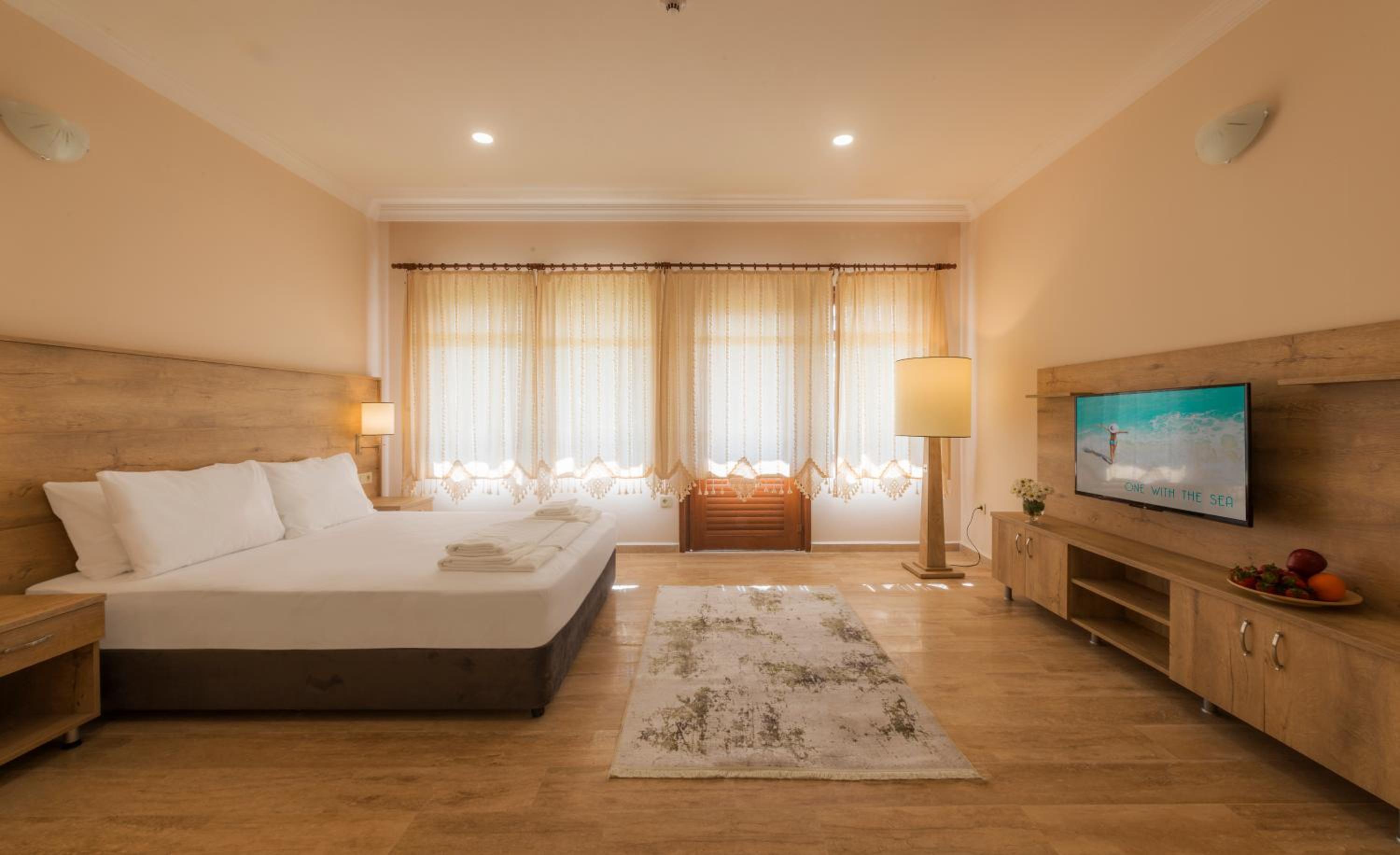 Club Deluxe Room - Photo 5