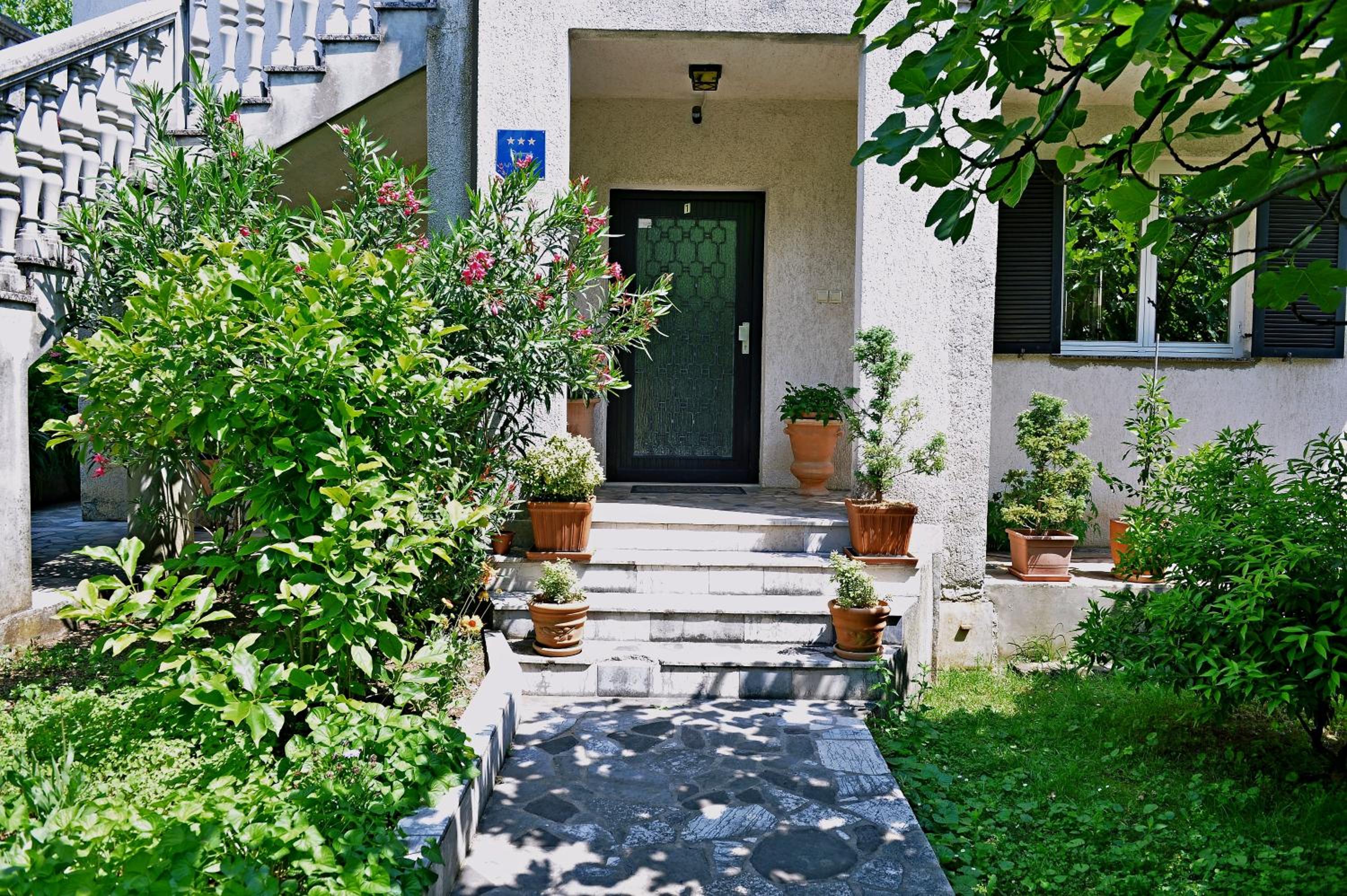 Apartment with Sea View - Photo 5