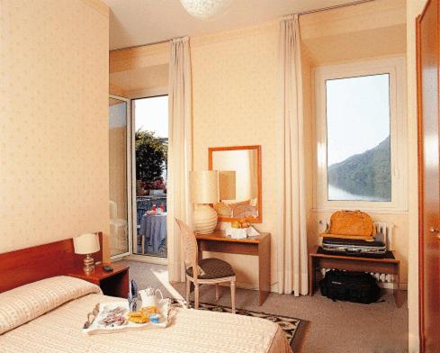 Double or Twin Room with Lake View - Photo 3