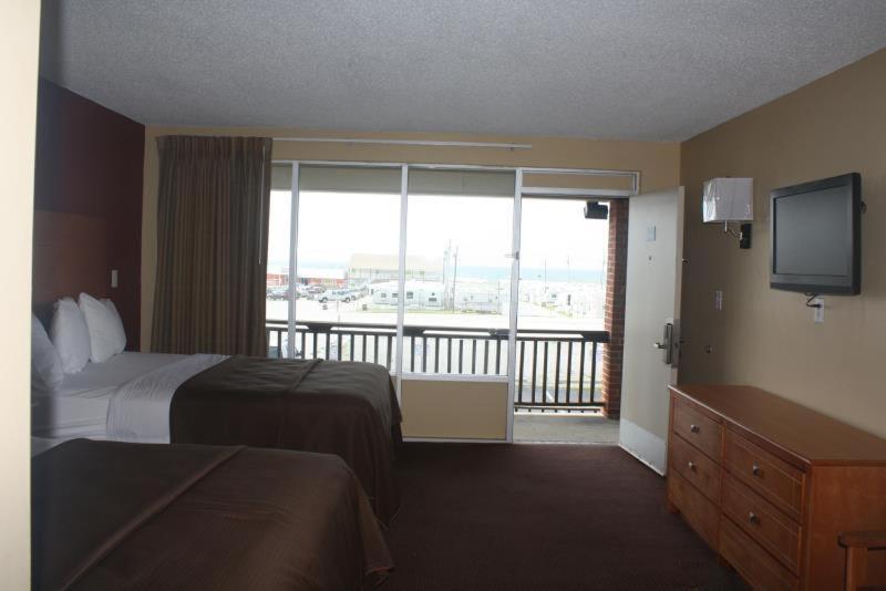 Queen Room with Two Queen Beds - Non-Smoking - Photo 2