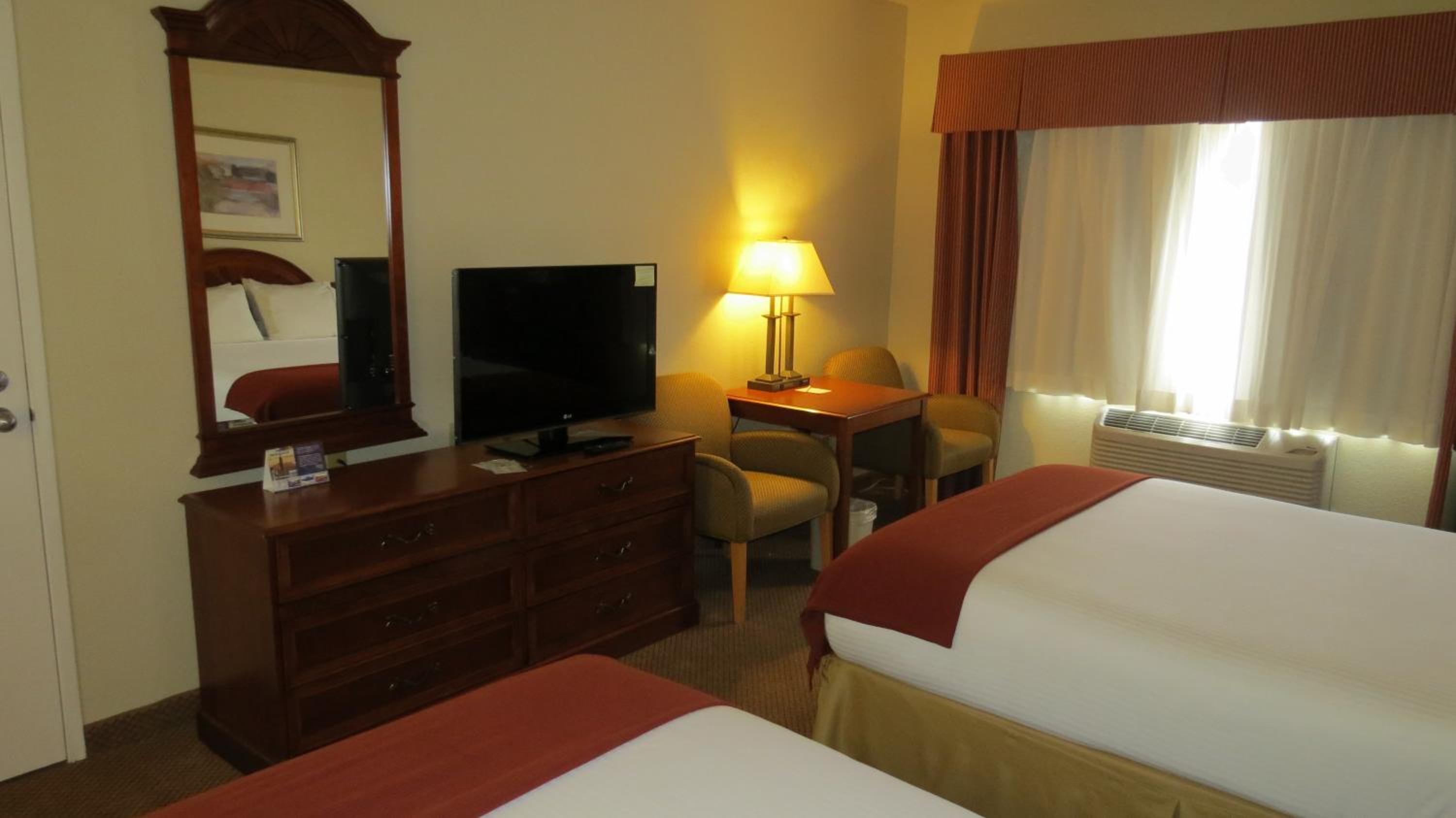 Queen Room with Two Queen Beds - Non-Smoking - Photo 3