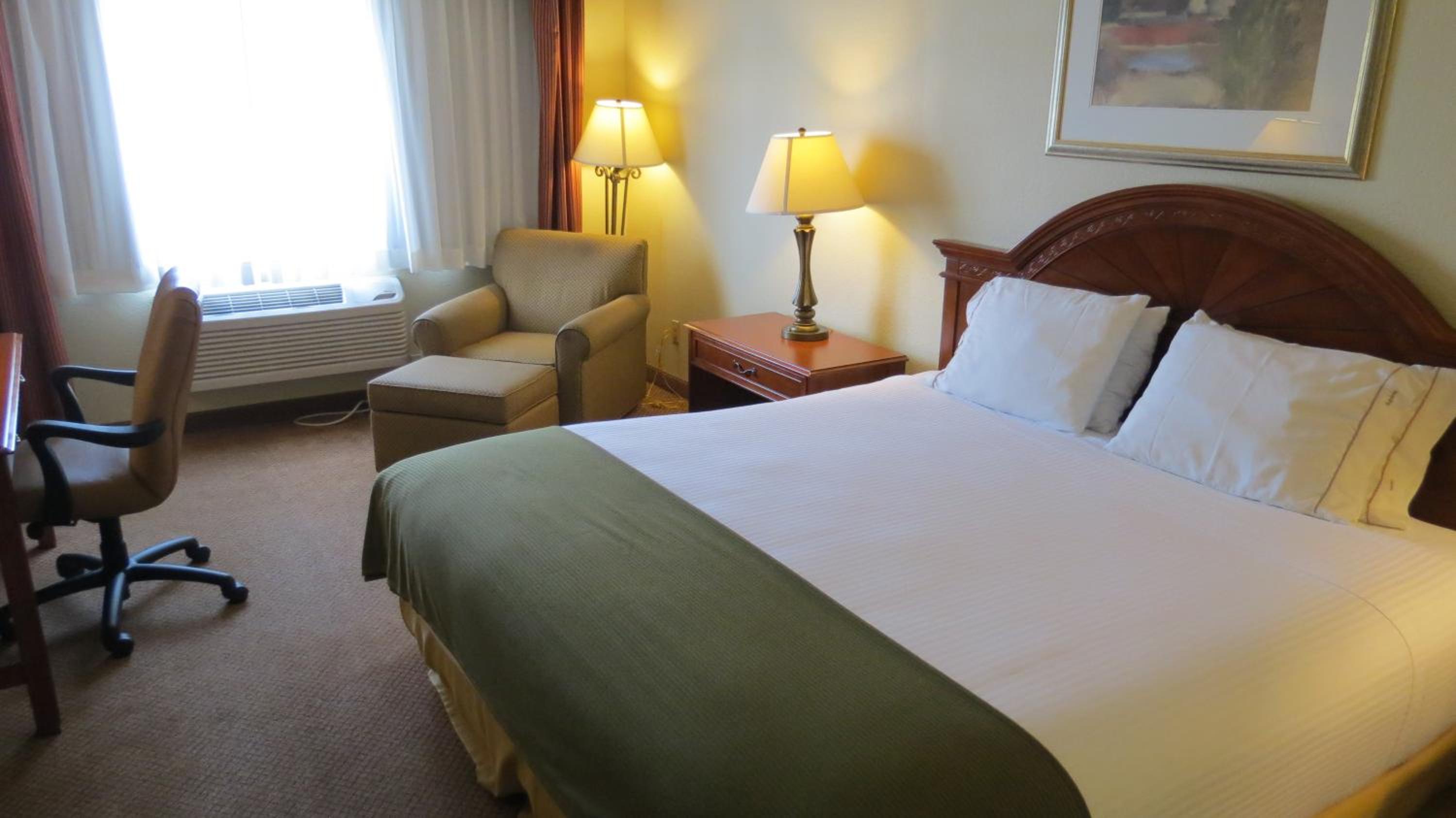 King Room - Non-Smoking - Photo 3
