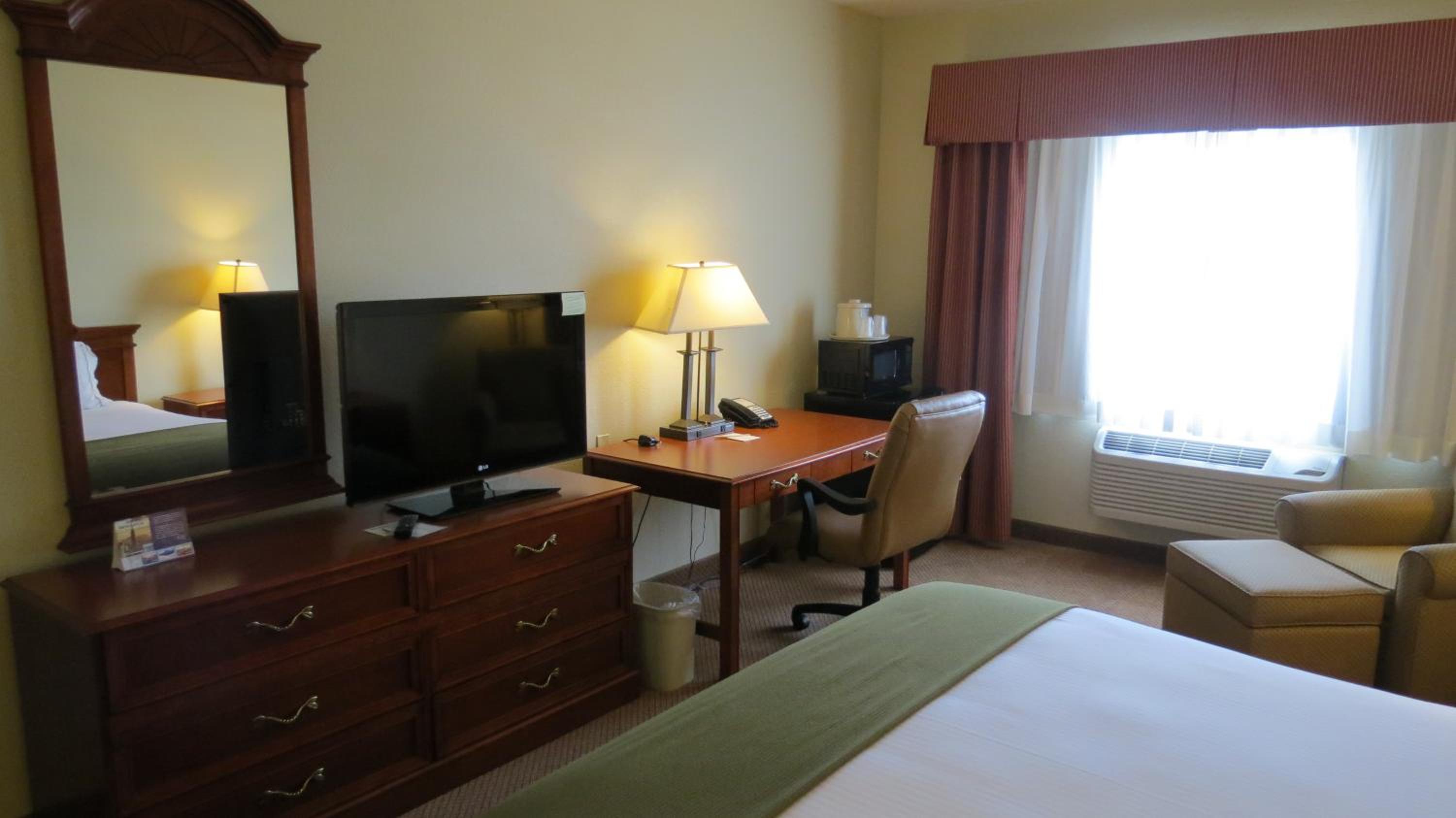 Deluxe King Room - Non-Smoking - Photo 4