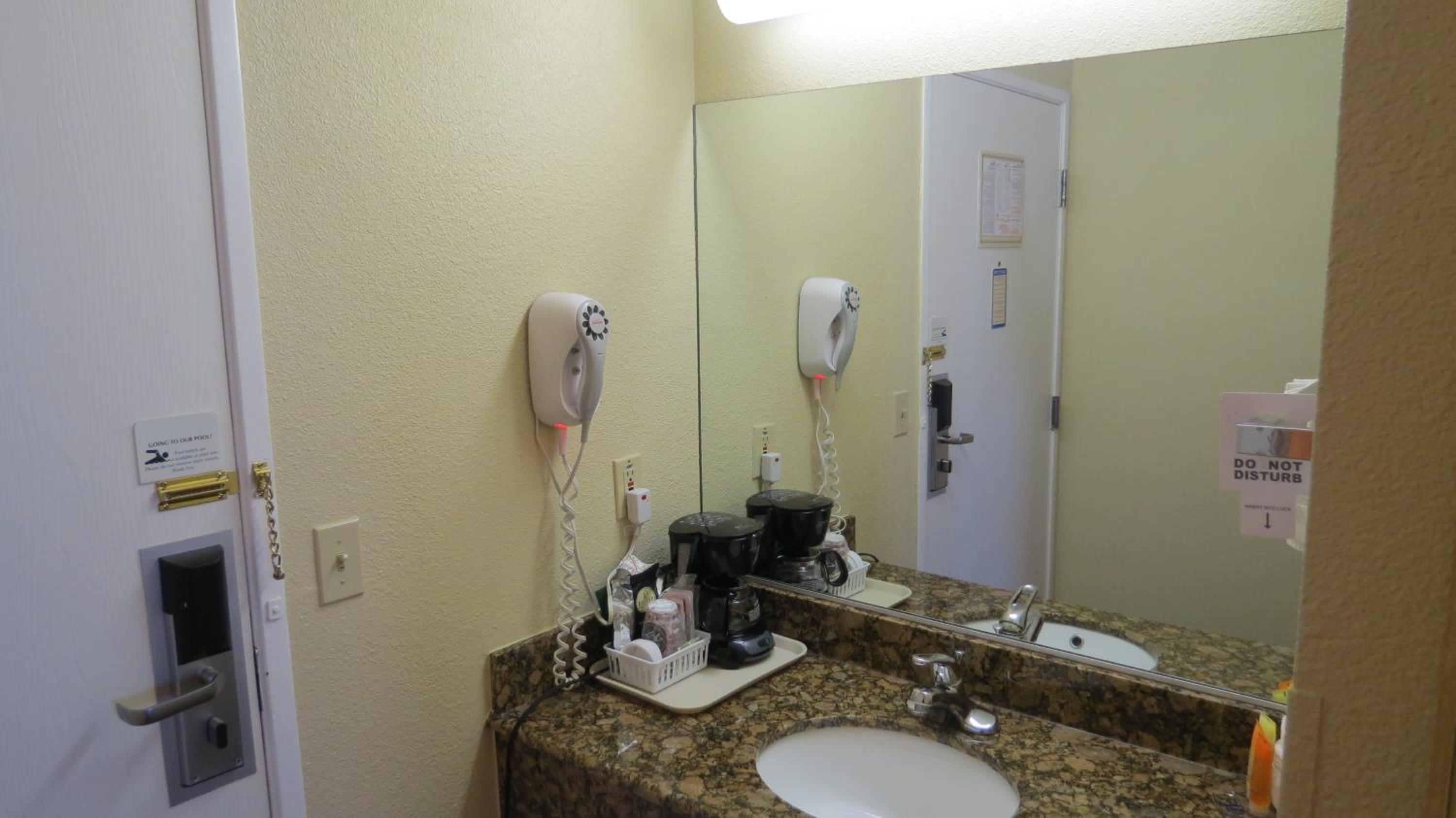 Deluxe King Room - Non-Smoking - Photo 2