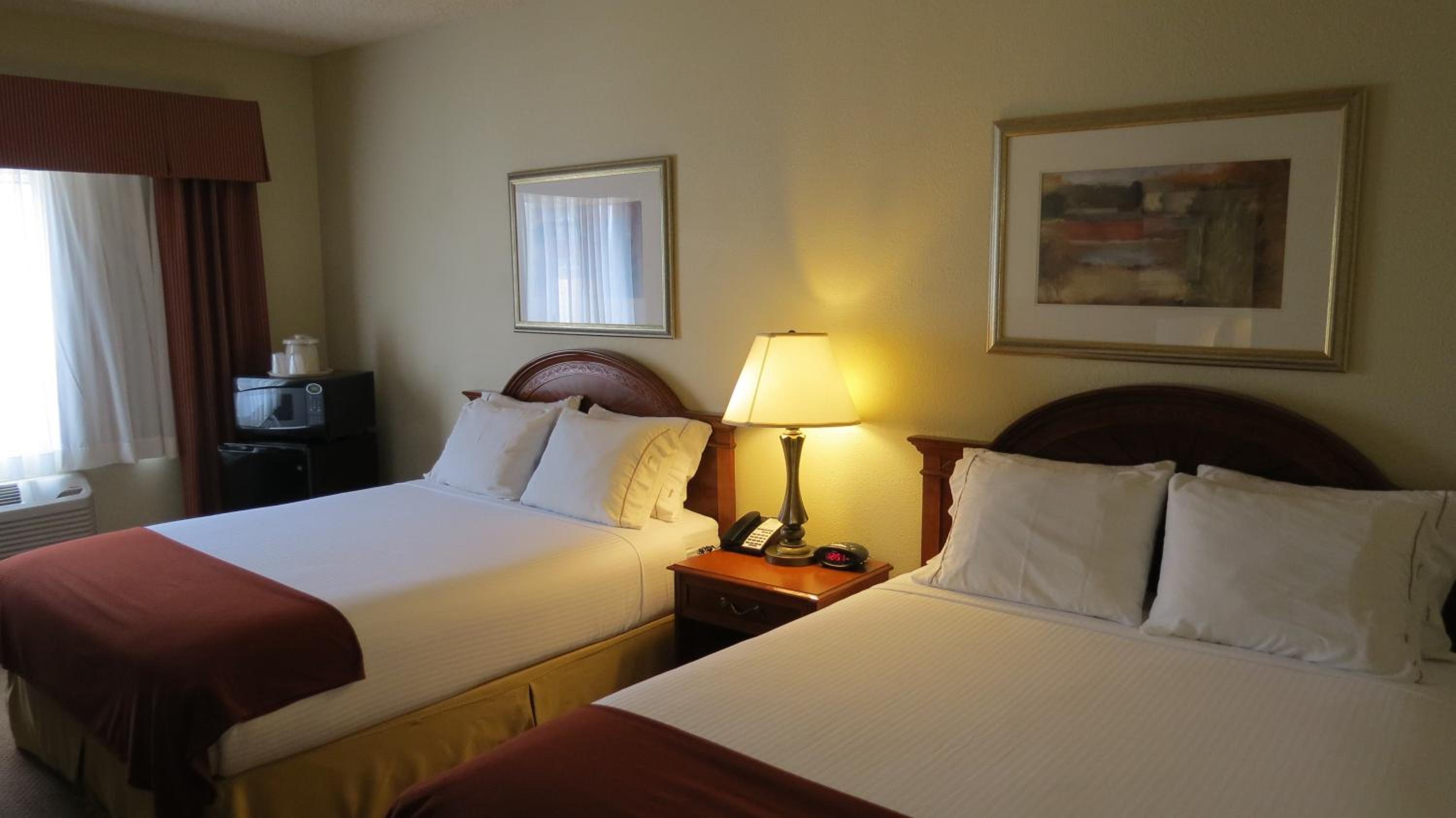 Queen Room with Two Queen Beds - Non-Smoking - Photo 6