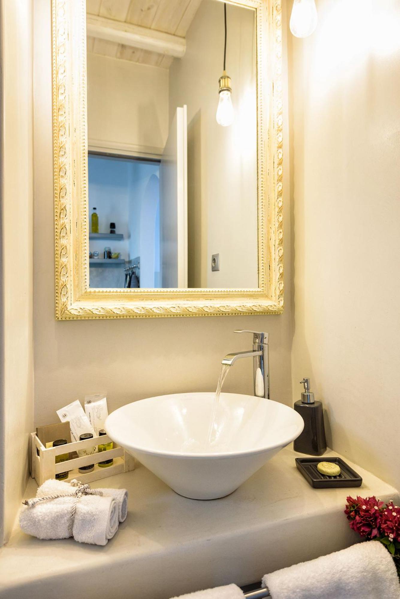 Suite with Sea View (2 Adults) - Photo 7