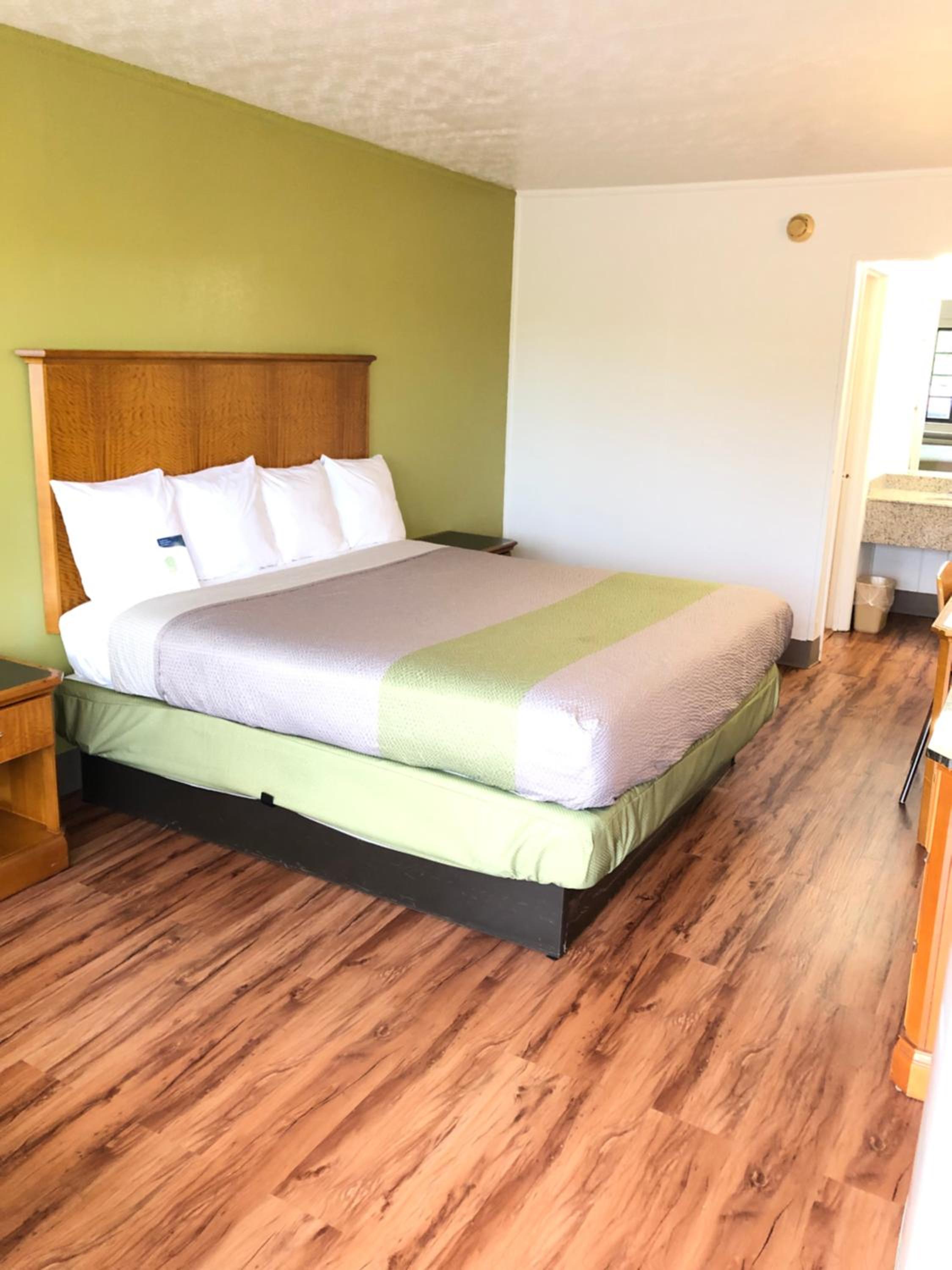 Deluxe King Room - Non-Smoking - Photo 9
