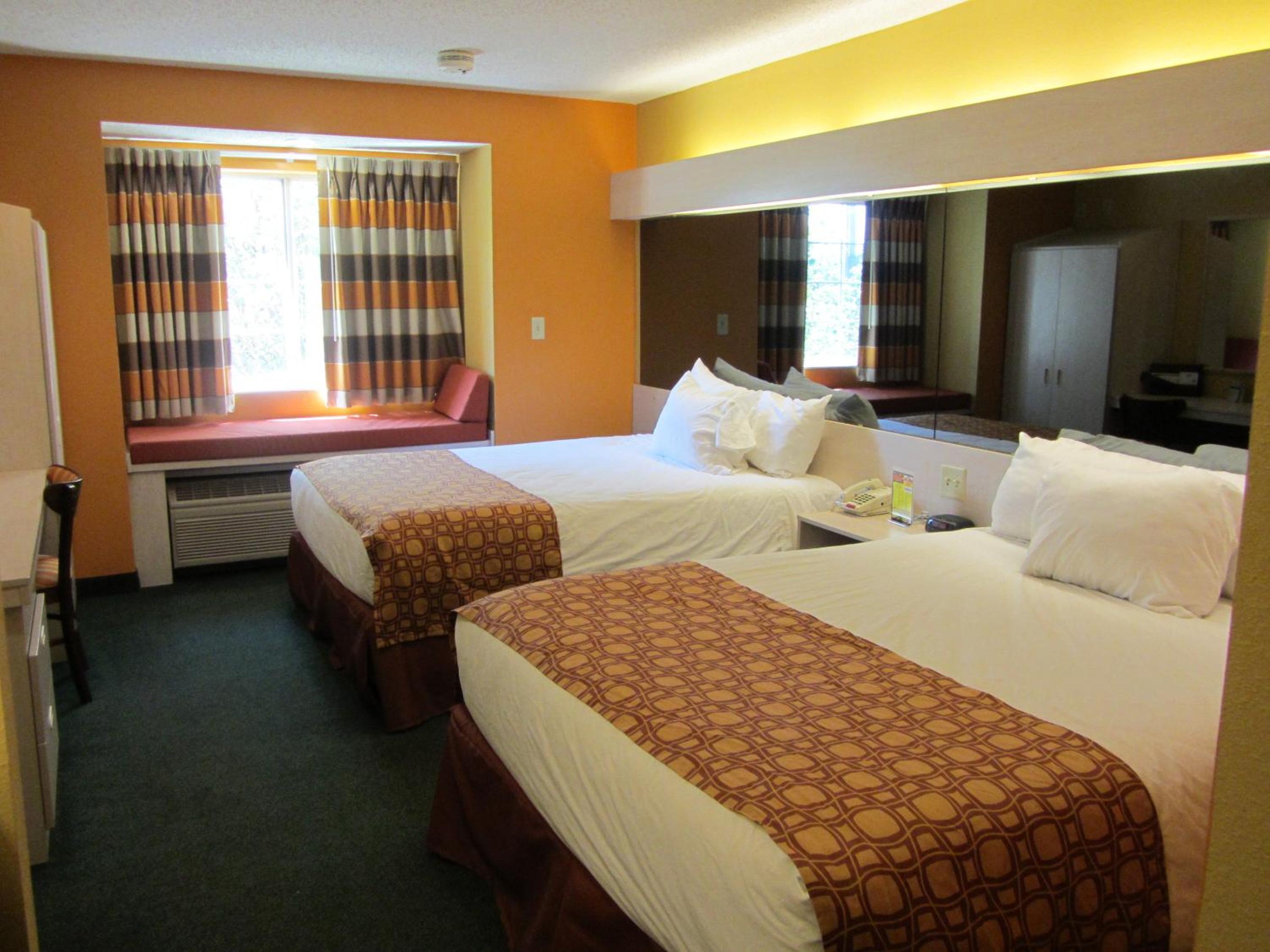 Queen Room with Two Queen Beds - Non-Smoking photo 1