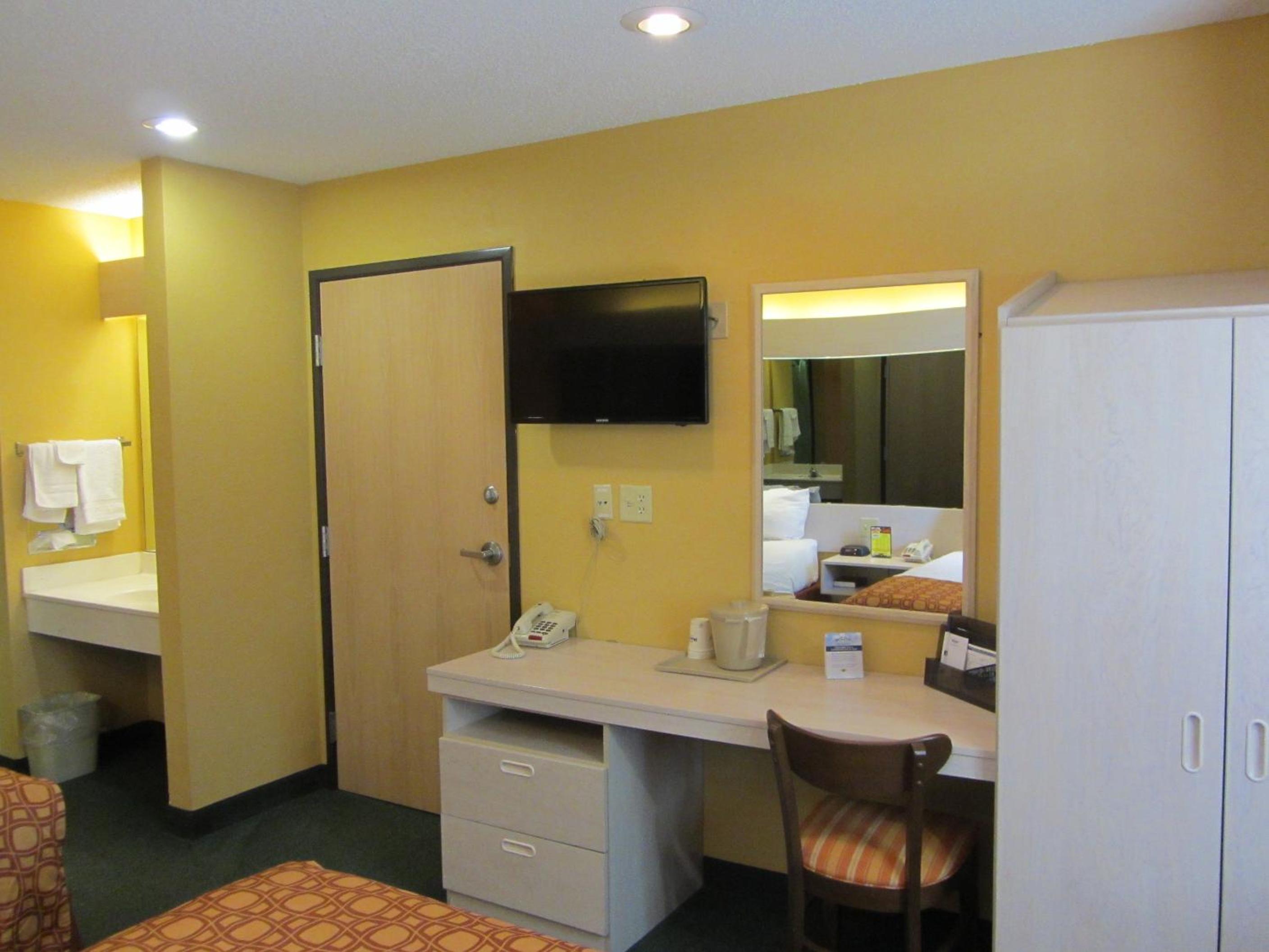 1 King Bed, Mobility/Hearing Accessible Suite, Bathtub w/ Grab Bars, Non-Smoking Unassigned photo 3