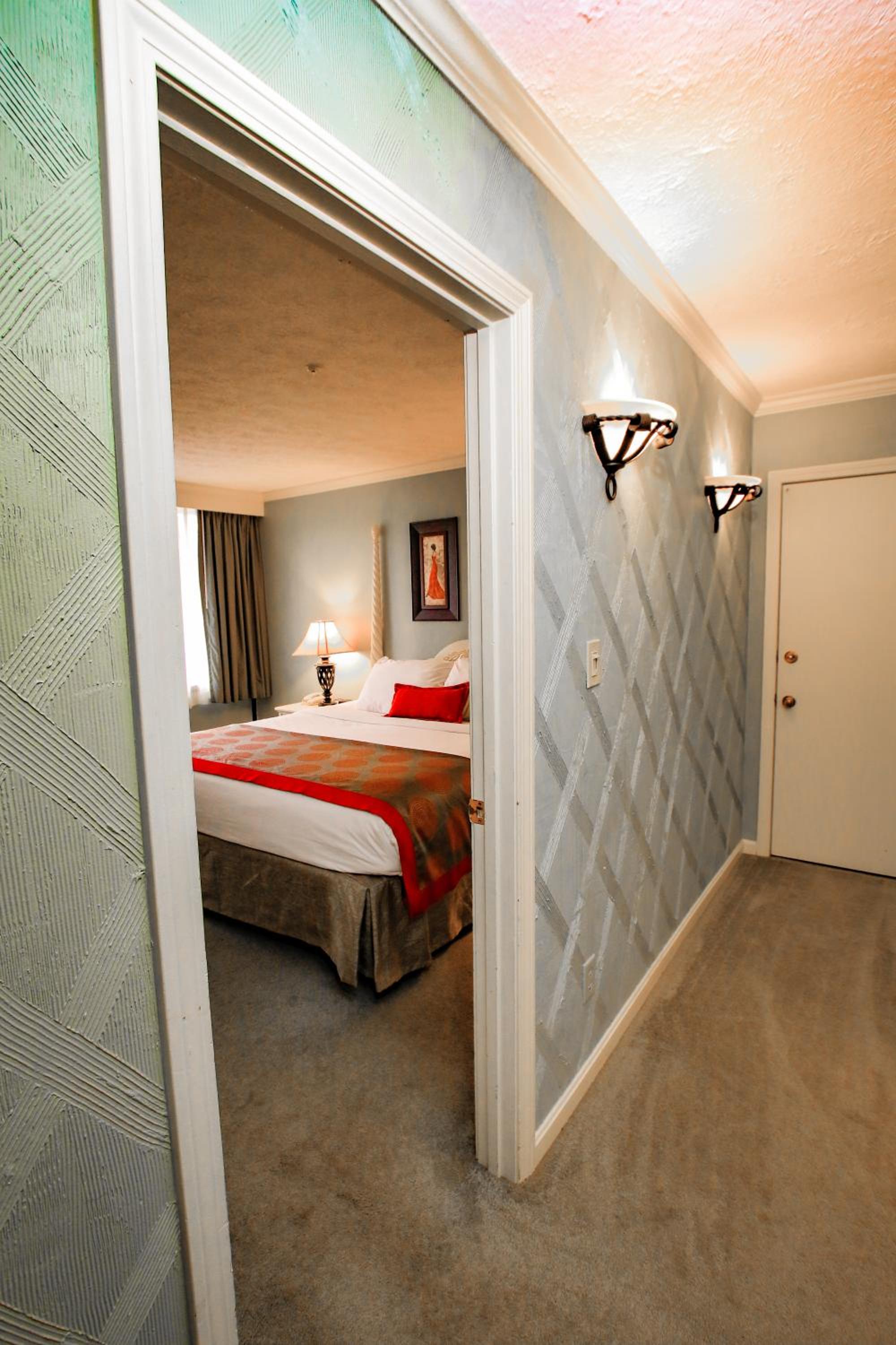 Deluxe King Suite - Non-Smoking - Photo 5