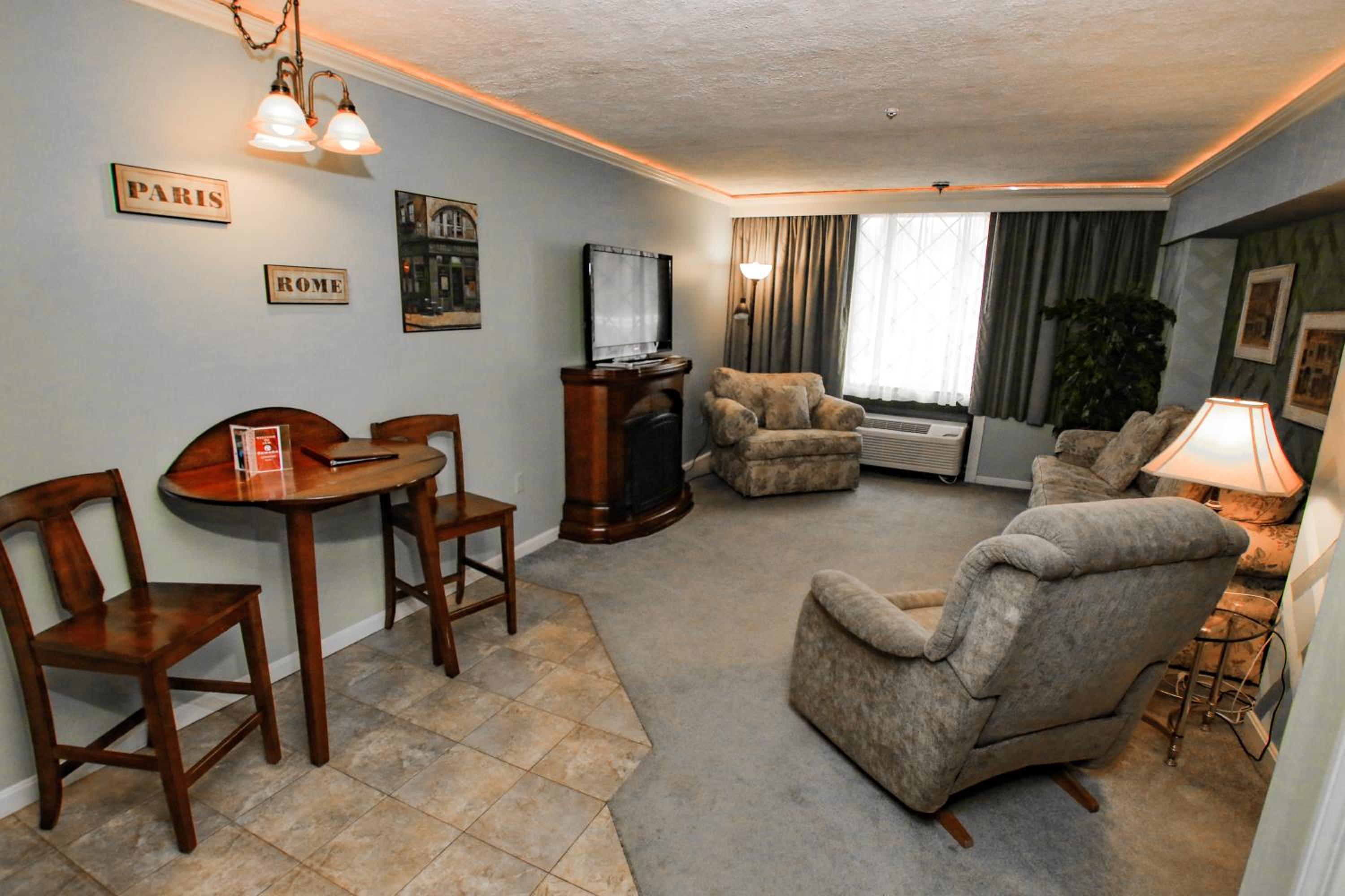 Deluxe King Suite - Non-Smoking - Photo 2