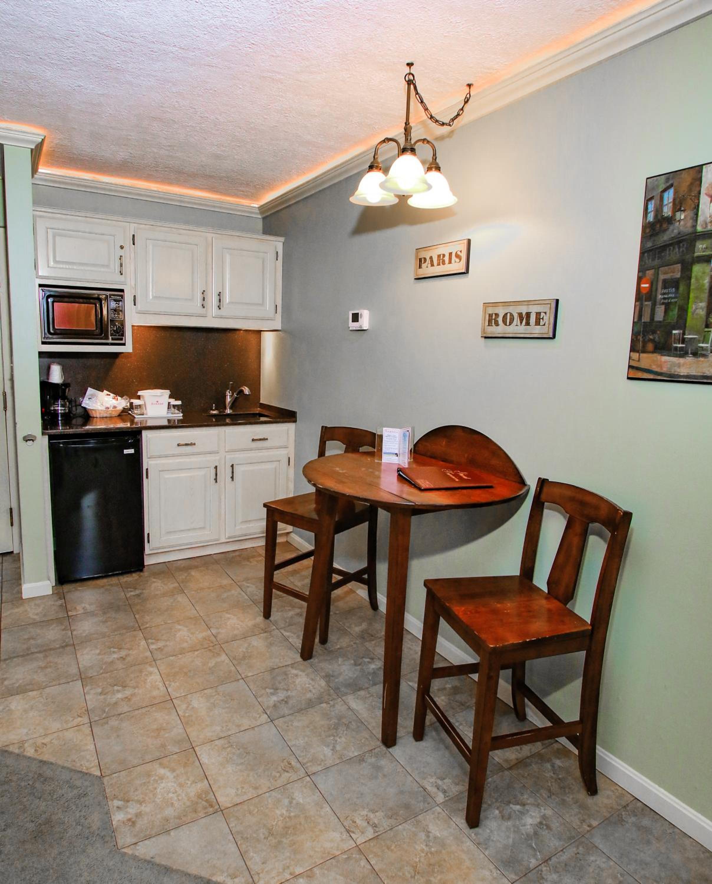Deluxe King Suite - Non-Smoking - Photo 4