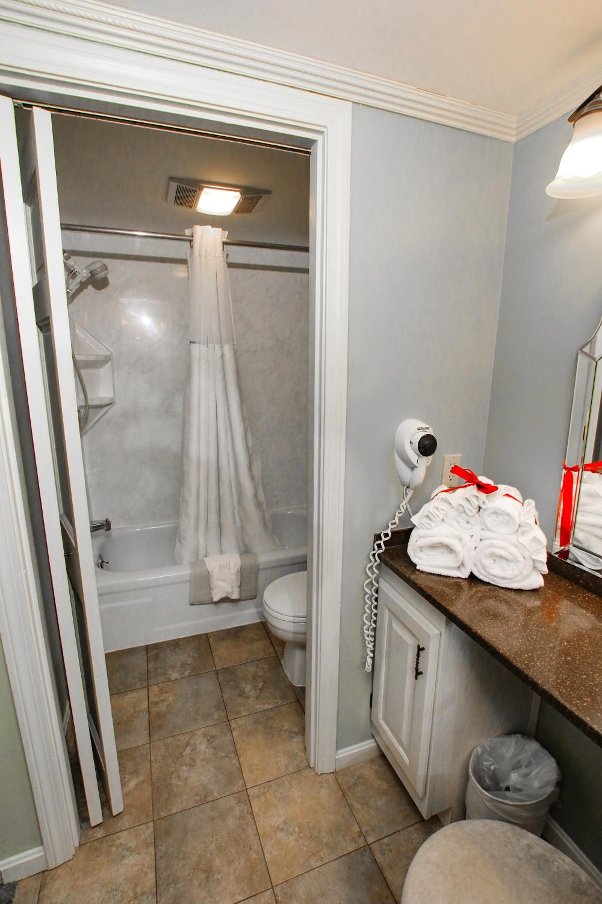 Queen Room with Two Queen Beds -  Non-Smoking photo 2