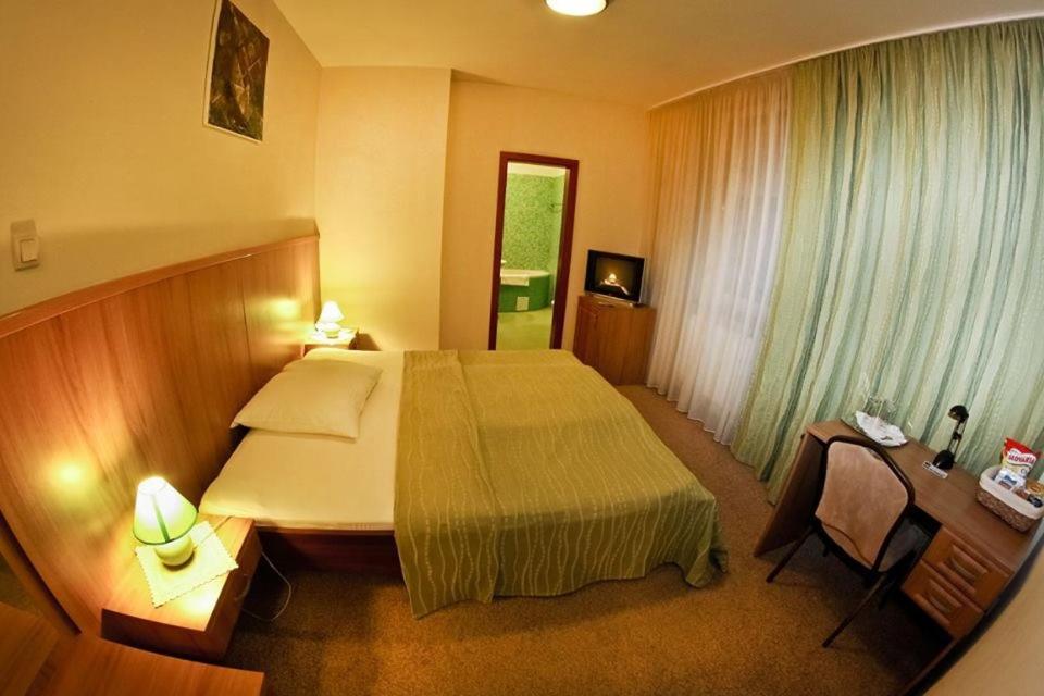 Standard Double Room - Photo 13