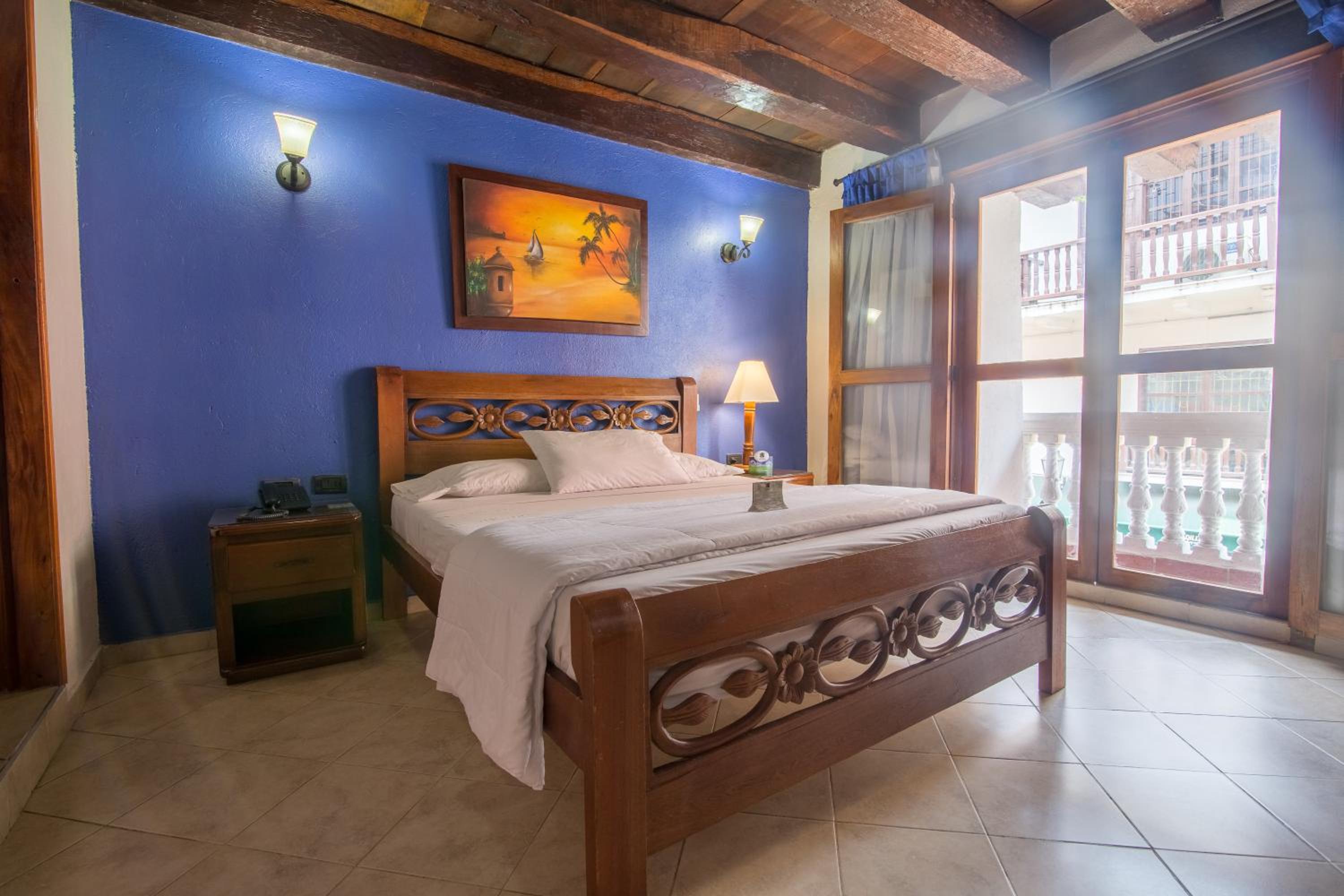 Deluxe Room with Balcony - Photo 8