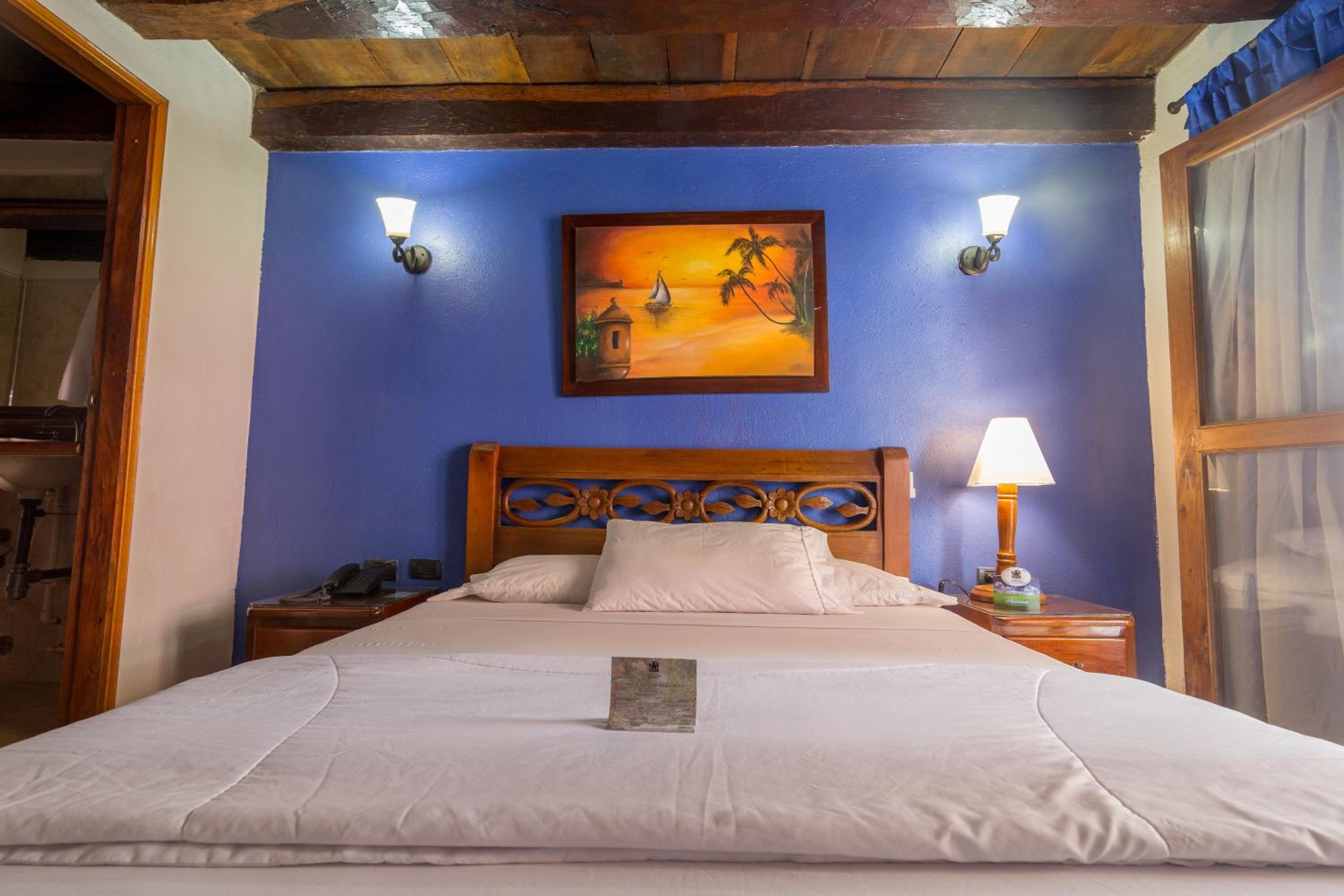 Deluxe Room with Balcony - Photo 9