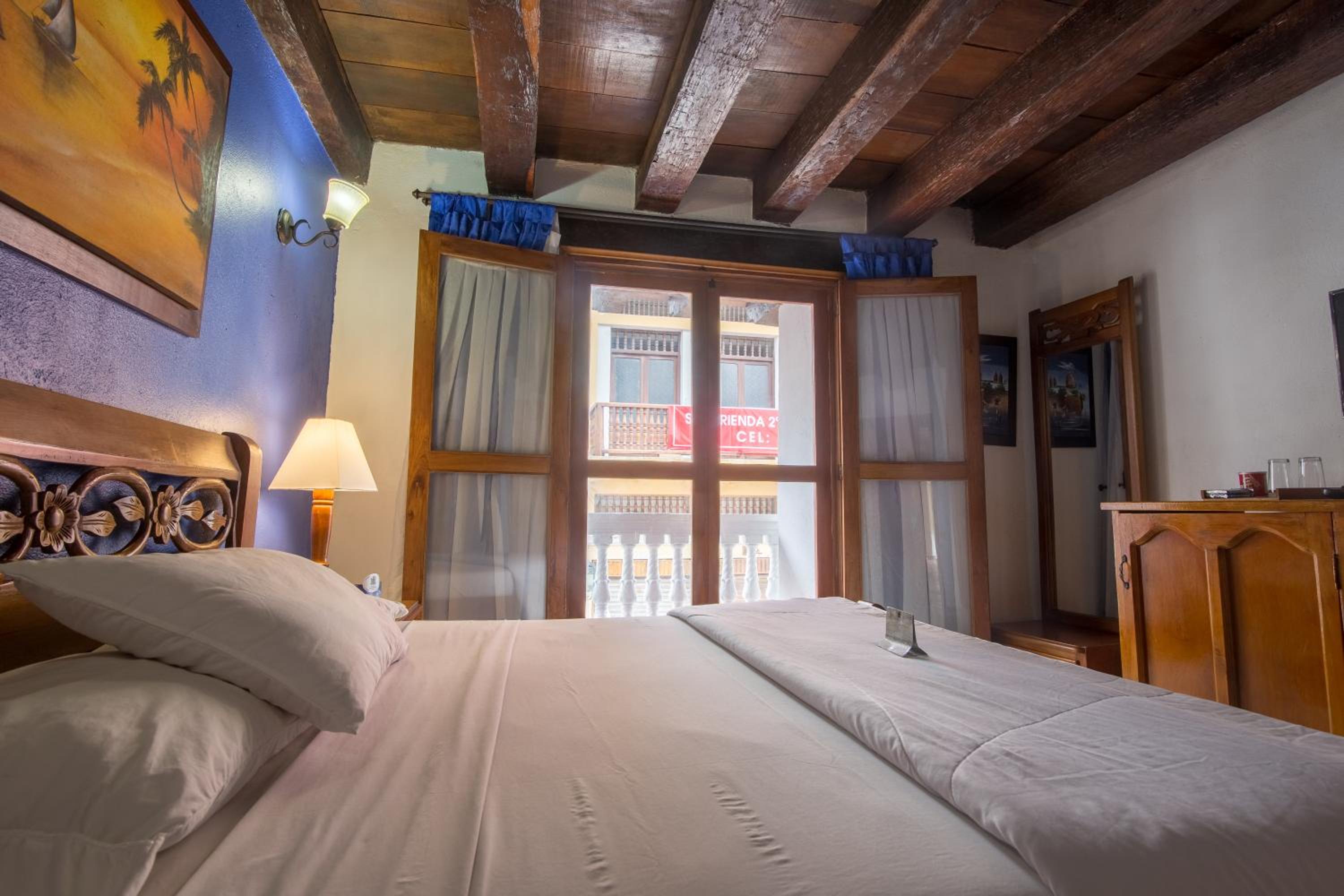Deluxe Room with Balcony - Photo 10