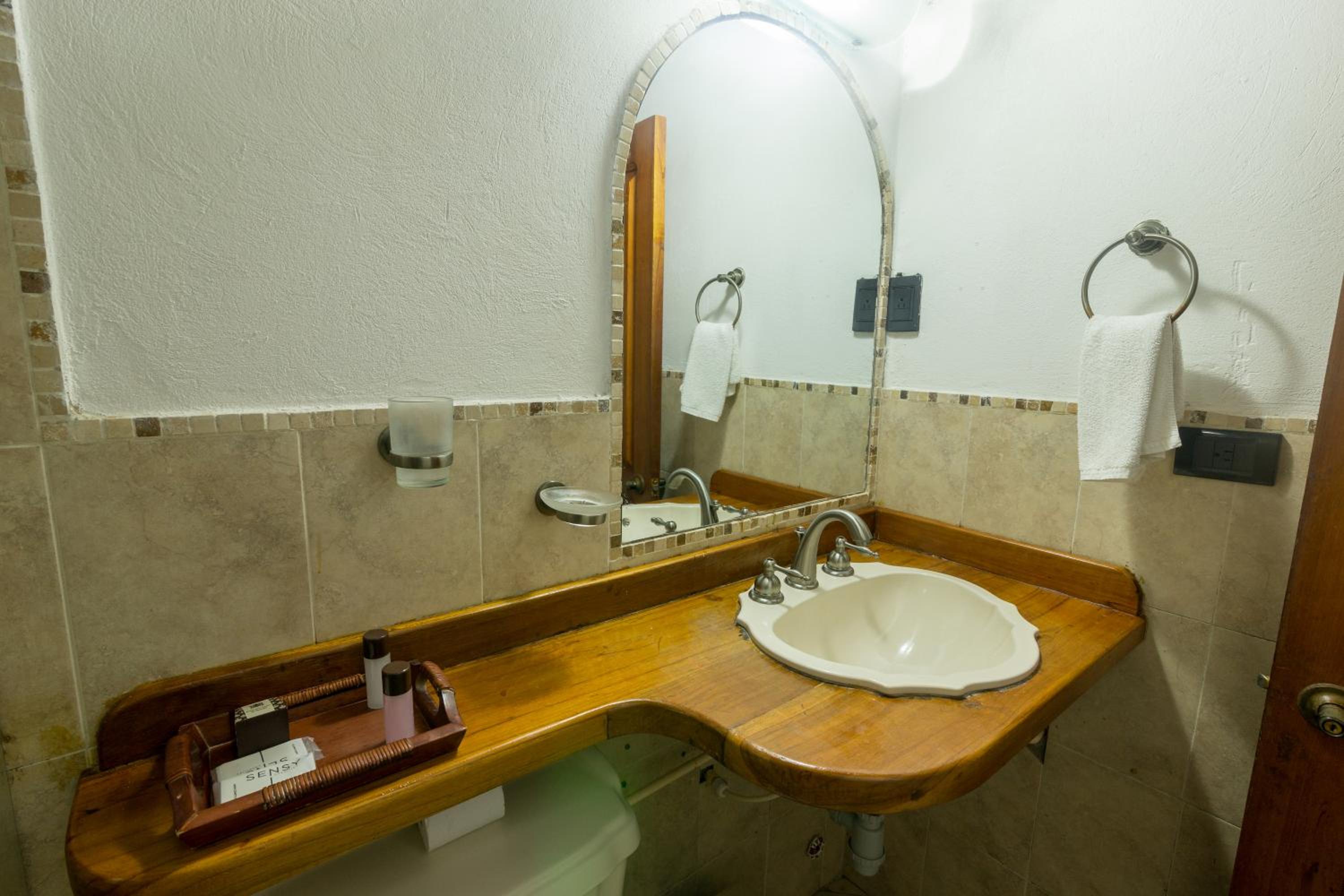Standard Double Room - Photo 11