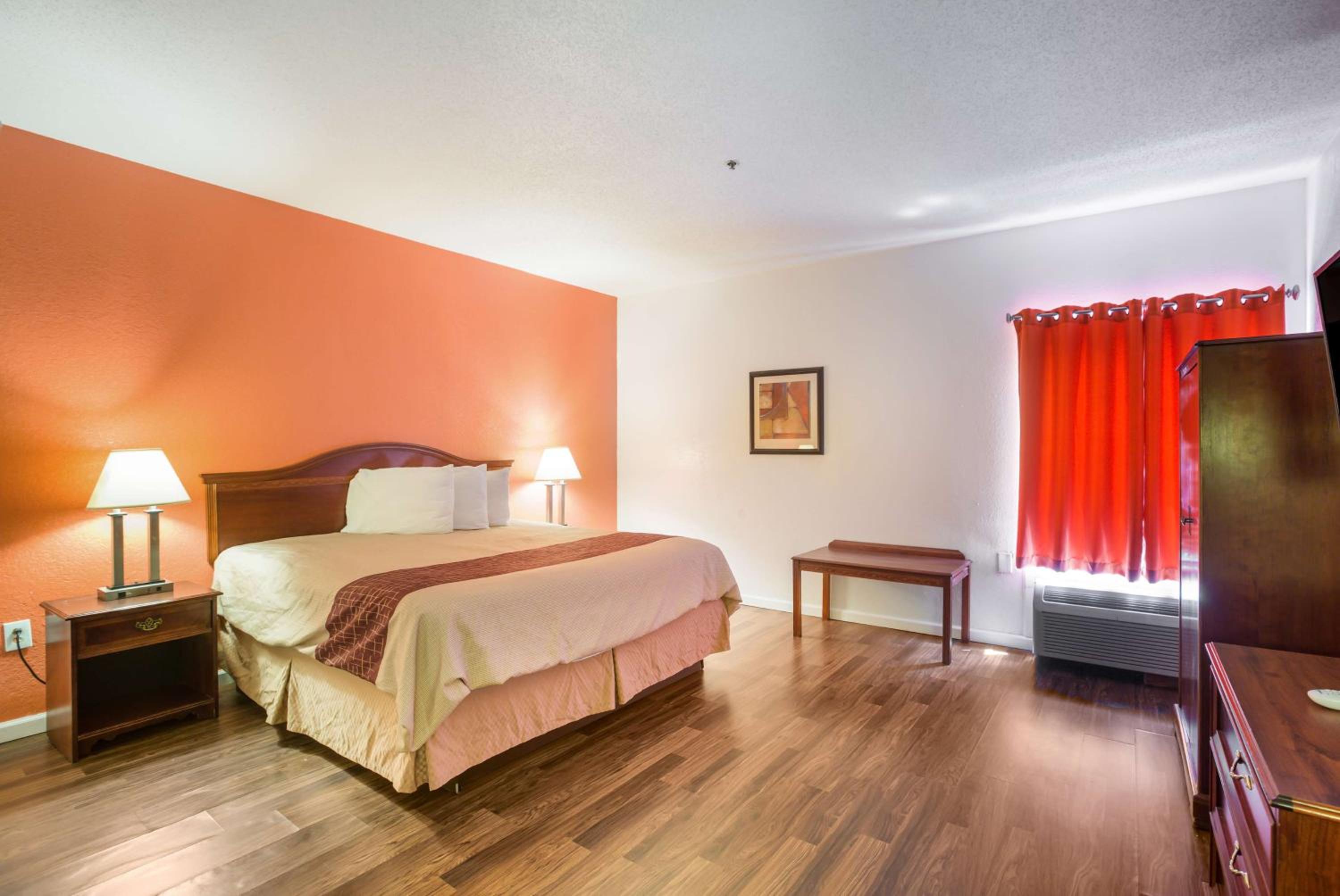 King Room - Non-Smoking - Photo 4