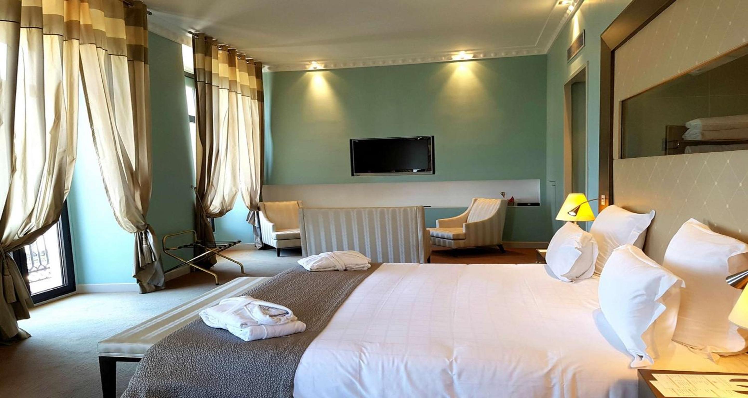 Suite Cap de Nice with balcony and Sea View thumbnail 5