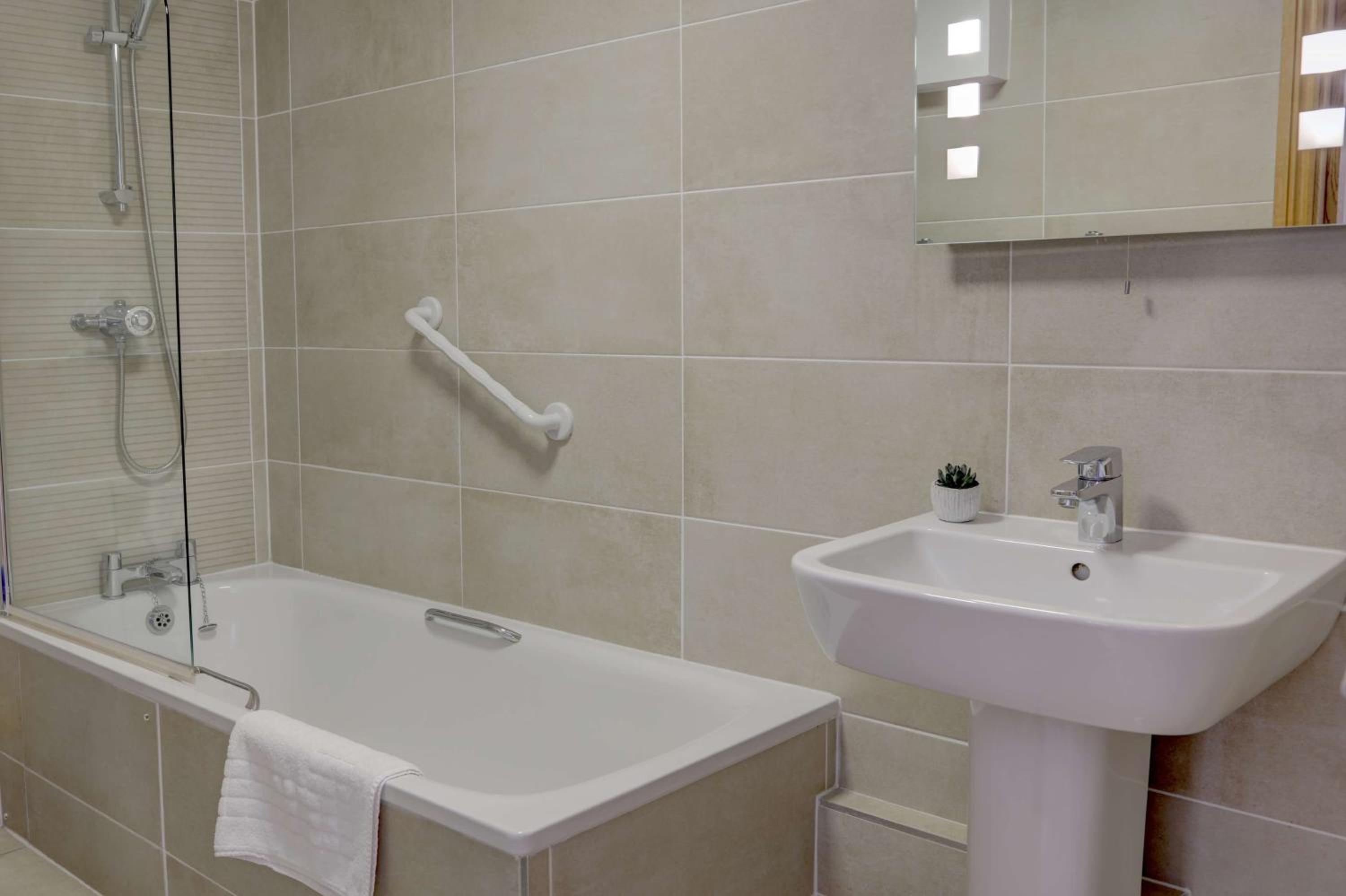 Executive Double Room with Double Bed and Downs View - Non-Smoking - Photo 2