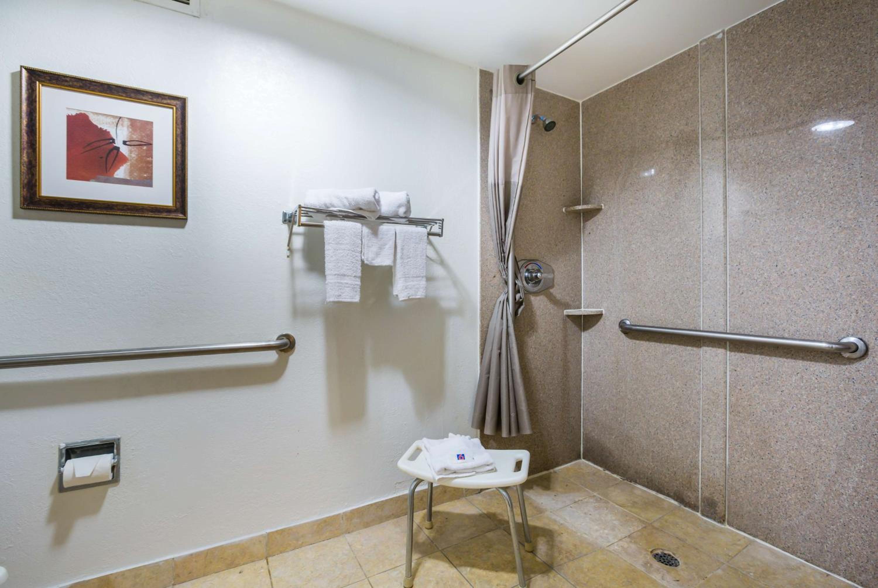 King Room with Roll-in Shower - Disability Access - Non-Smoking - Photo 2