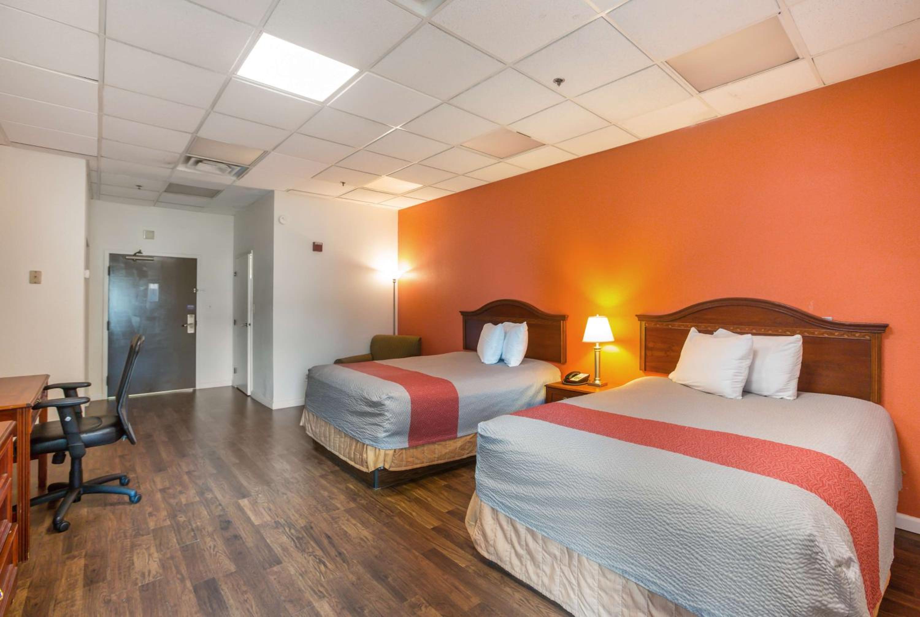 Queen Room with Two Queen Beds - Non-Smoking - Photo 1