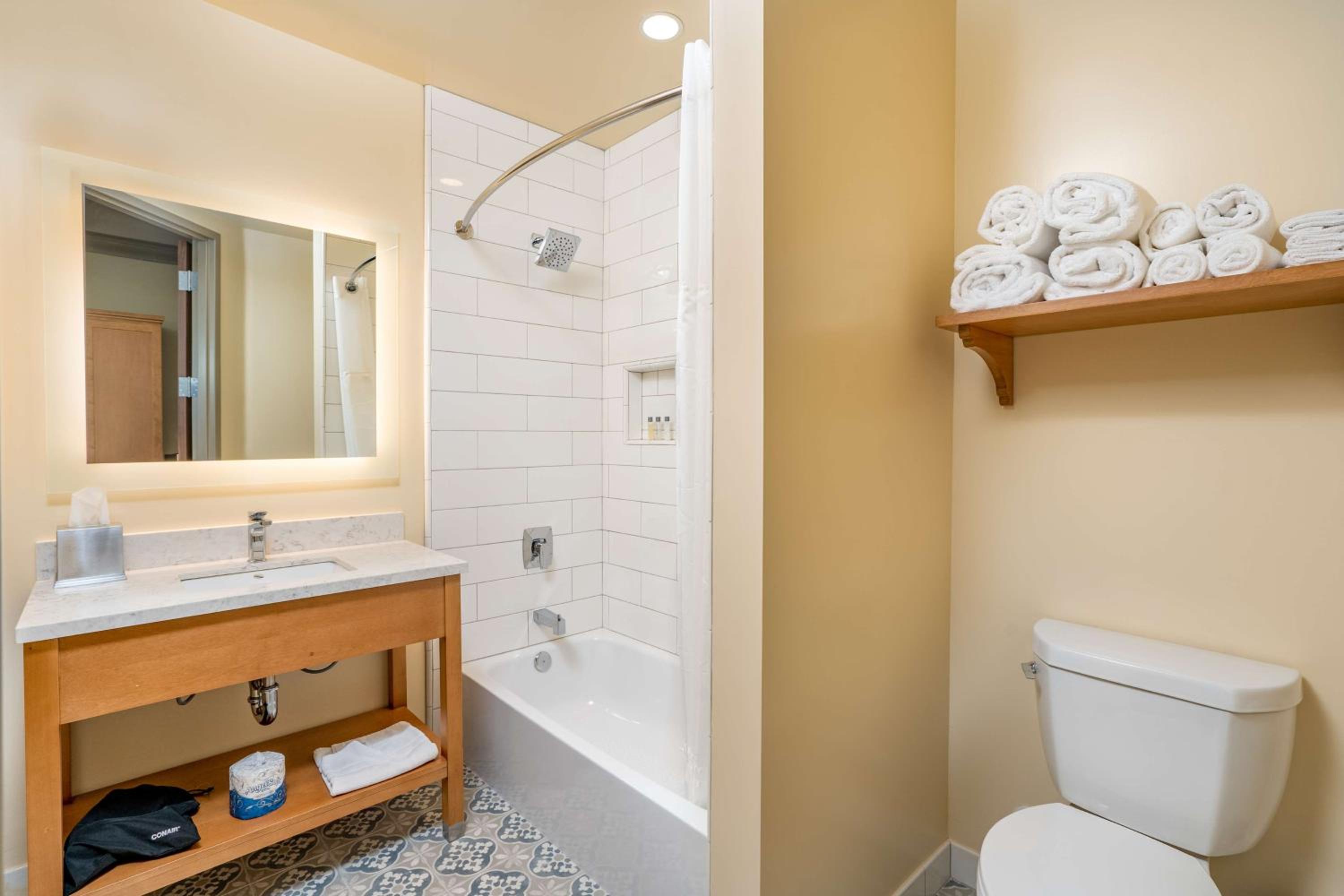 Queen Room - Disability Access Tub - Photo 5