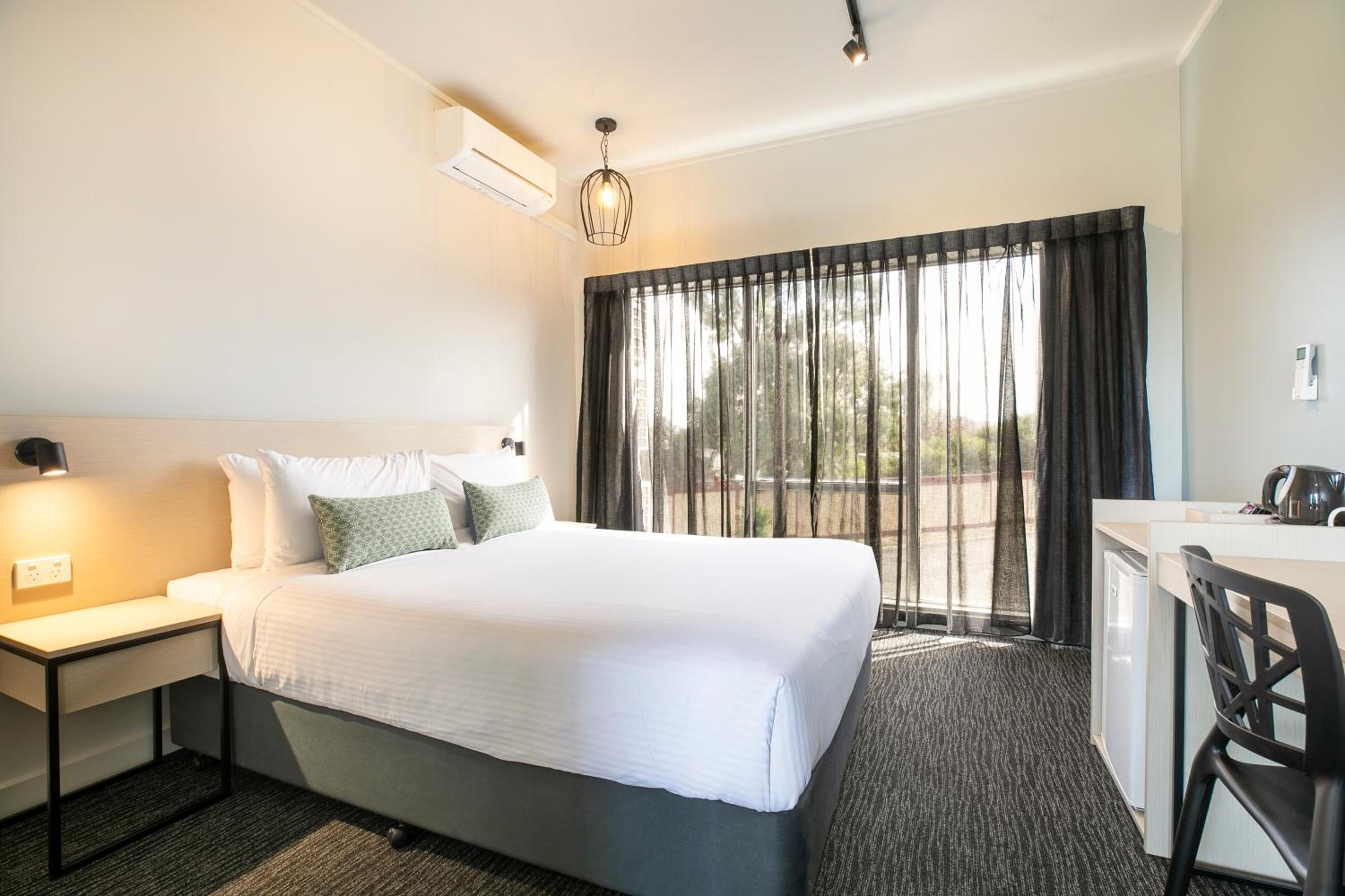 Queen Studio with Free Welcome Drink for Two Guests photo 3
