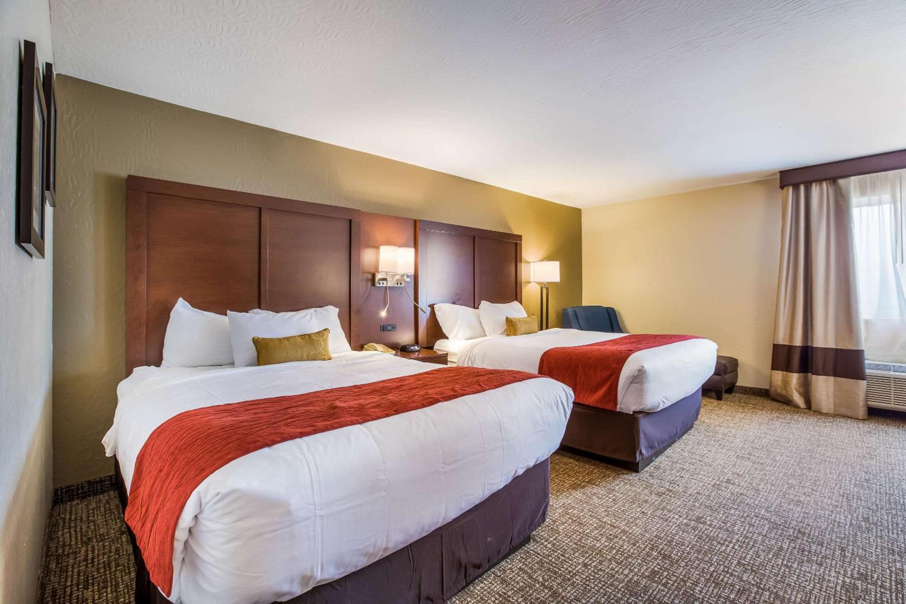 Queen Room with Two Queen Beds - Non-Smoking - Photo 11