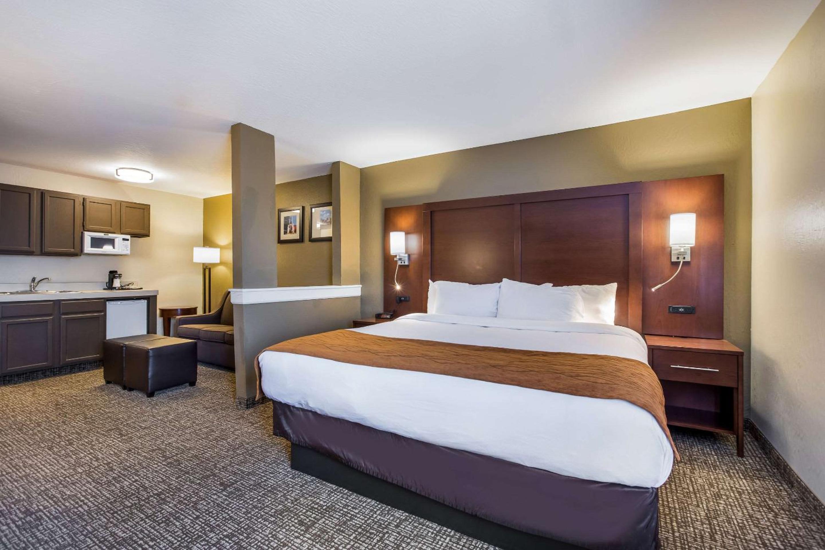 King Suite with One King Bed - Non-Smoking - Photo 5