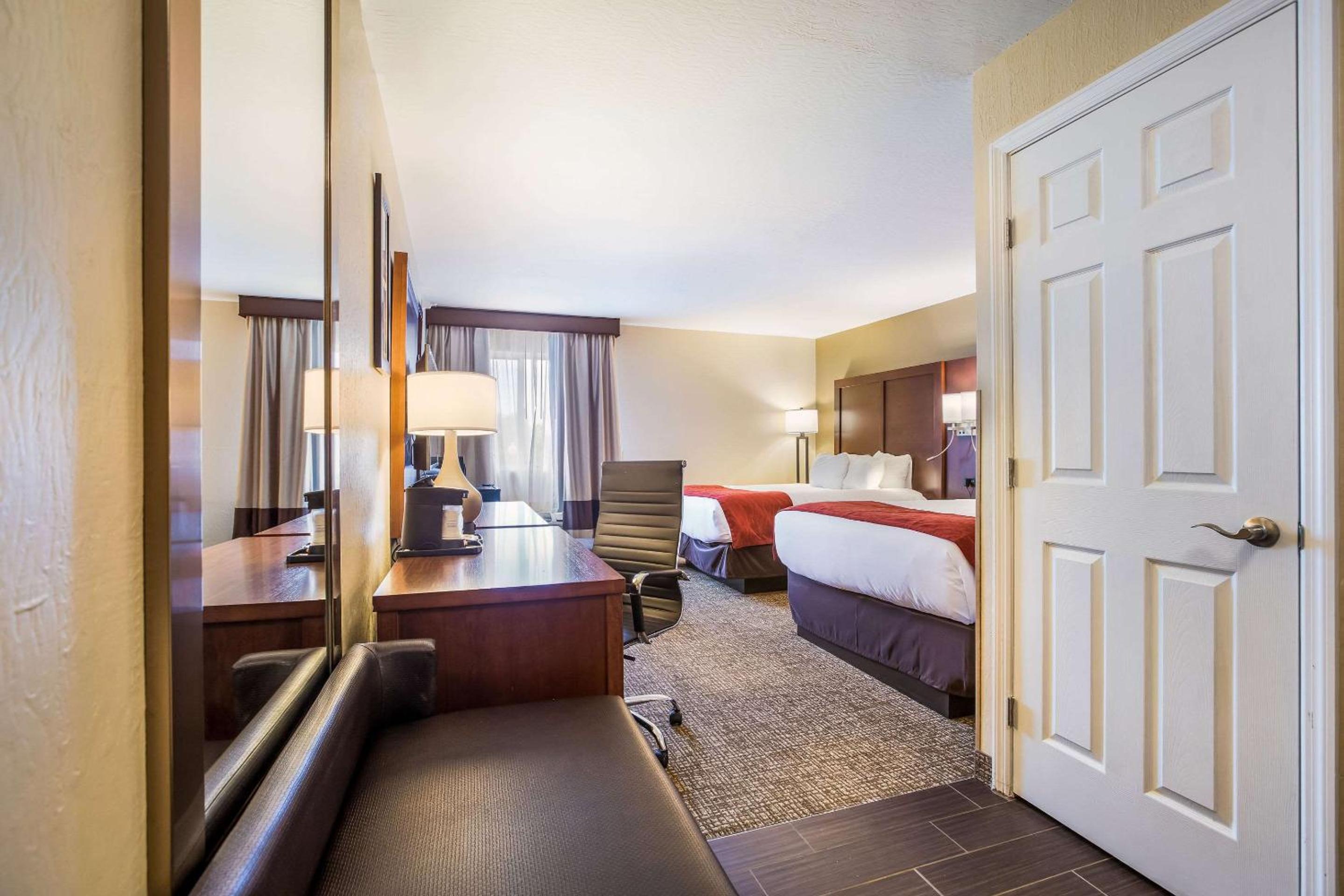 Efficiency Queen Room with Two Queen Beds - Non-Smoking - Photo 2