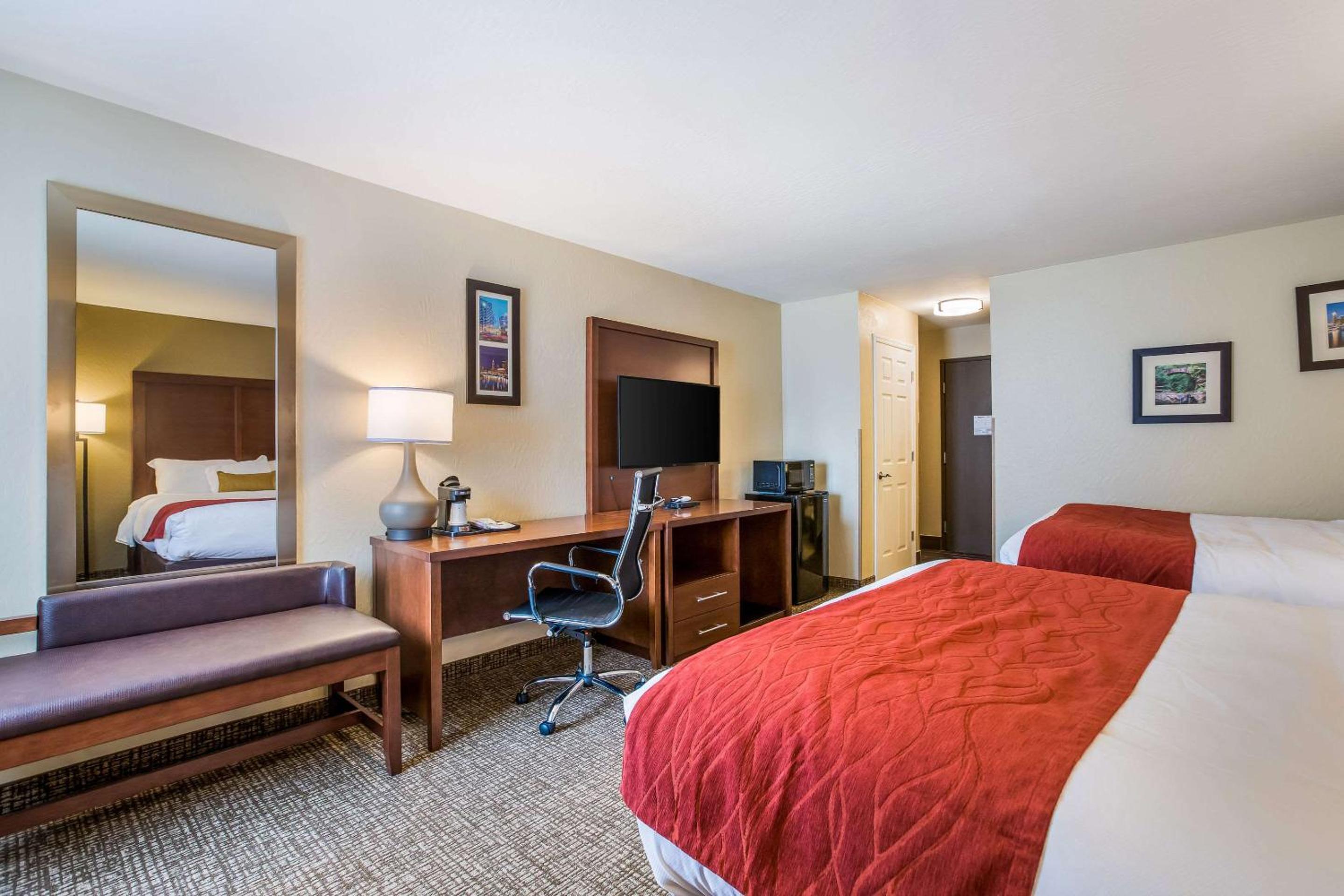 Queen Room with Two Queen Beds - Non-Smoking - Photo 3