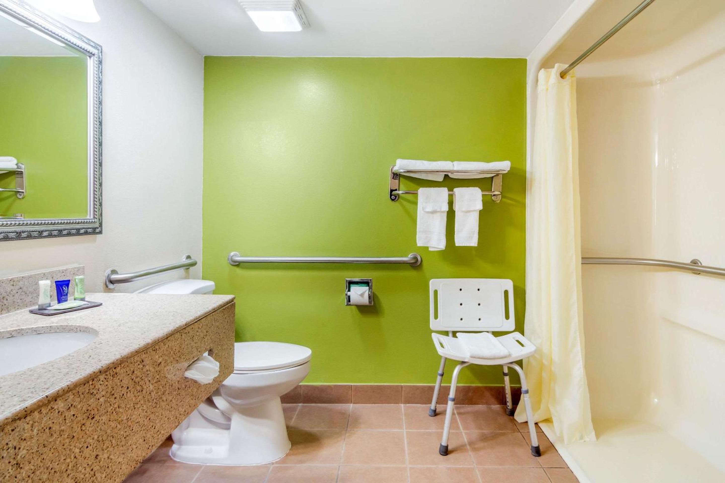 Queen Room - Accessible/Non-Smoking - Photo 6