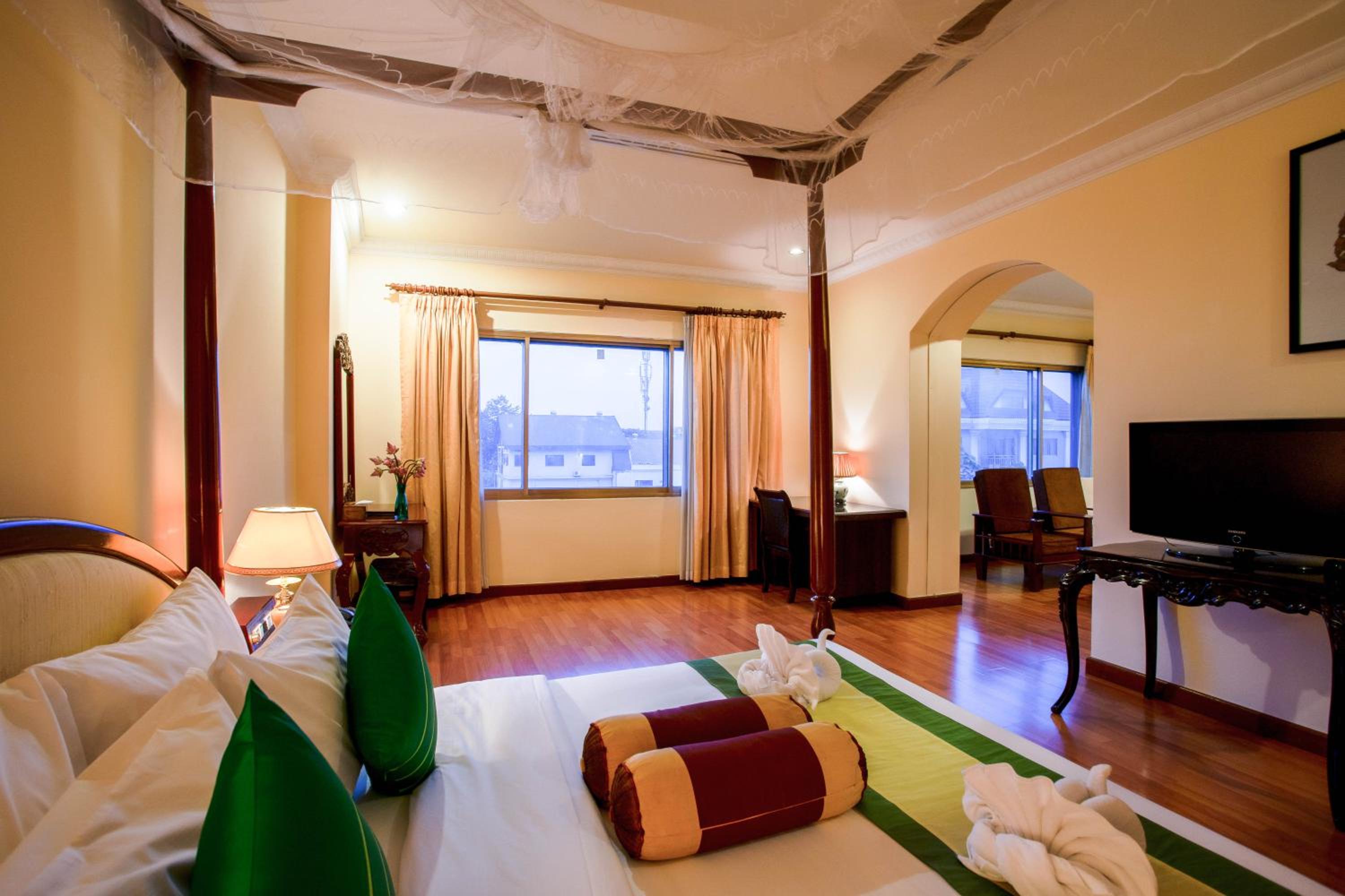 Executive Suite - Photo 4