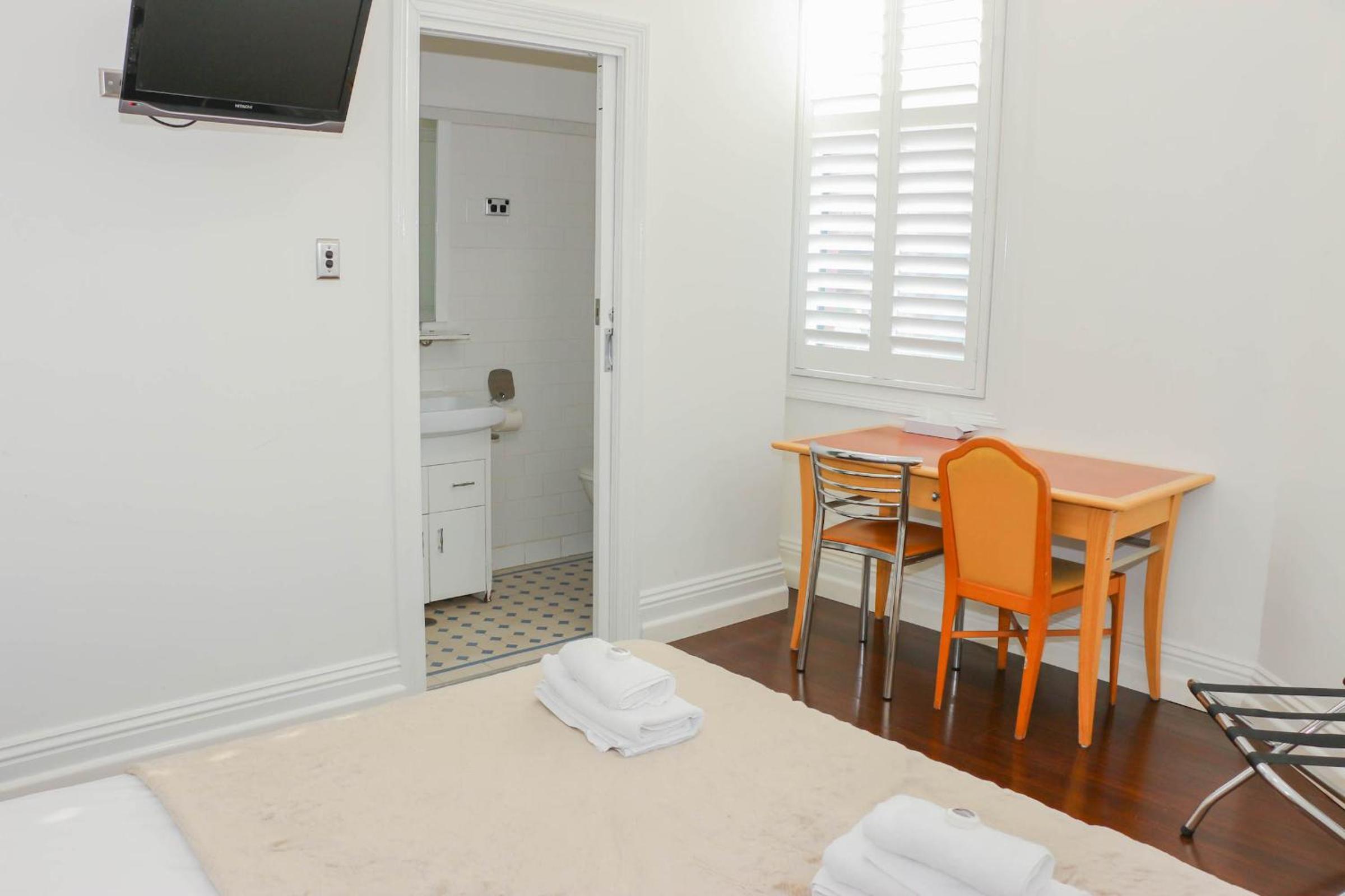 Queen Room photo 2