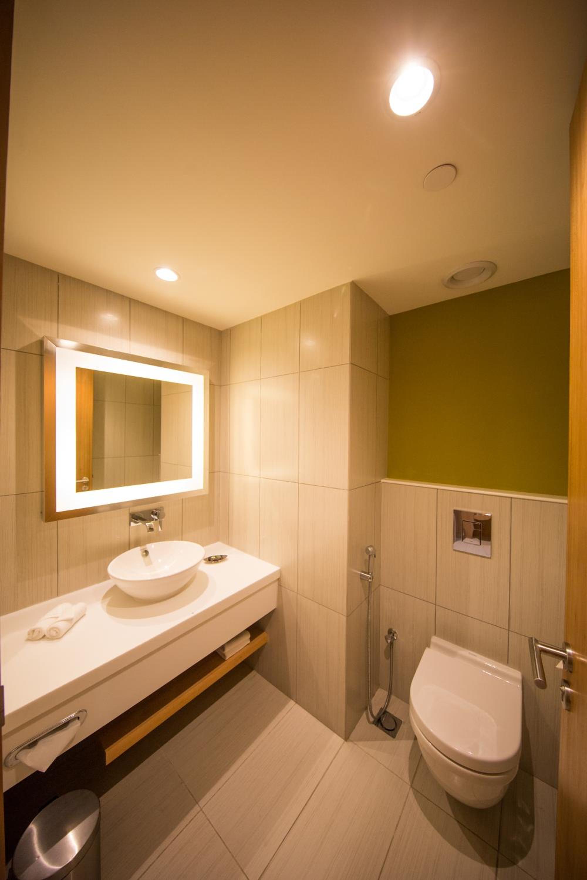 Executive Room King Bed - Aqua Pool View