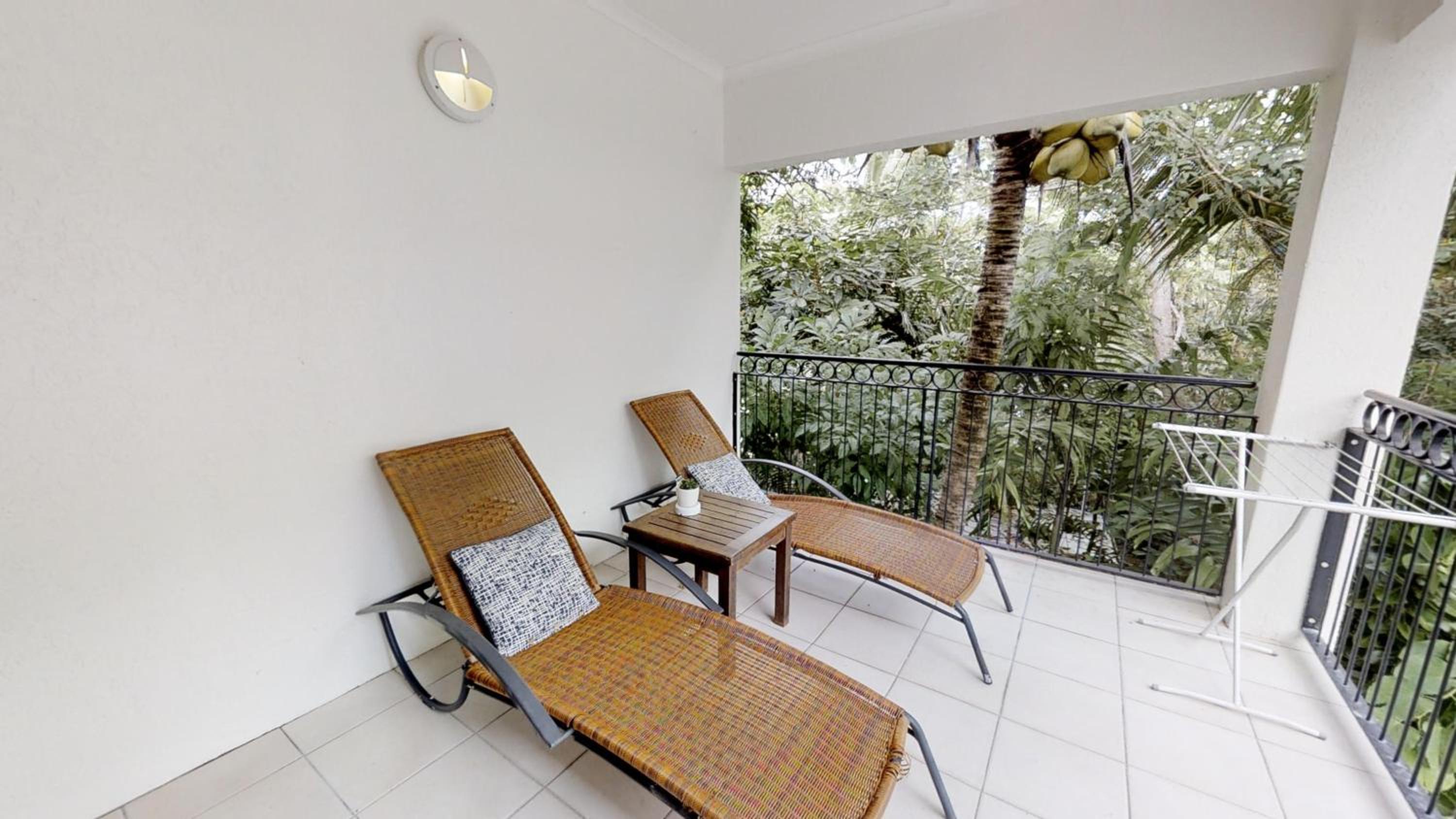 Apartment with Balcony photo 2