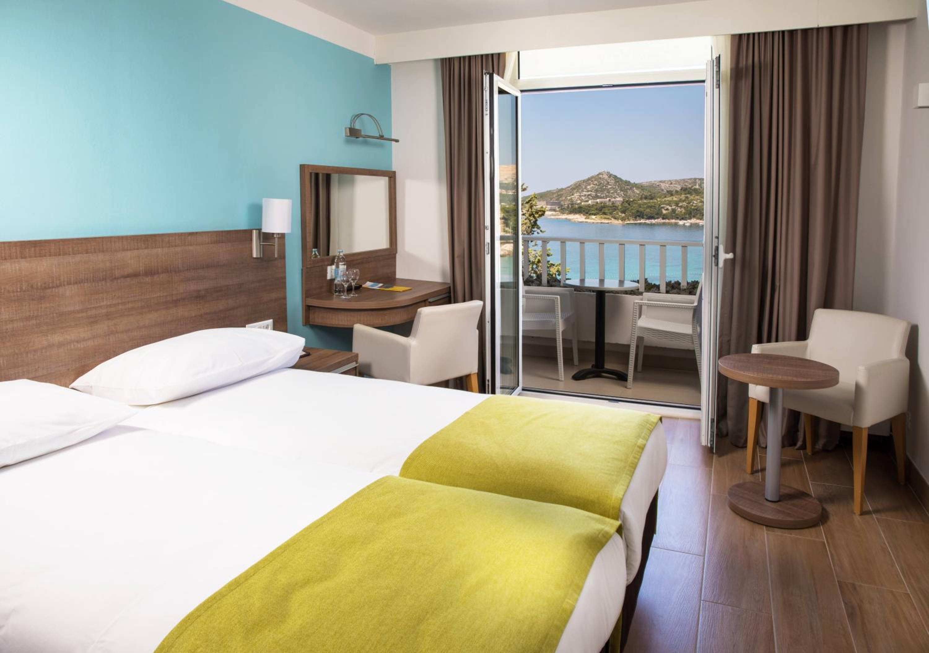 Quarto Anexo Superior com Varanda e Vista Parcial para o Mar