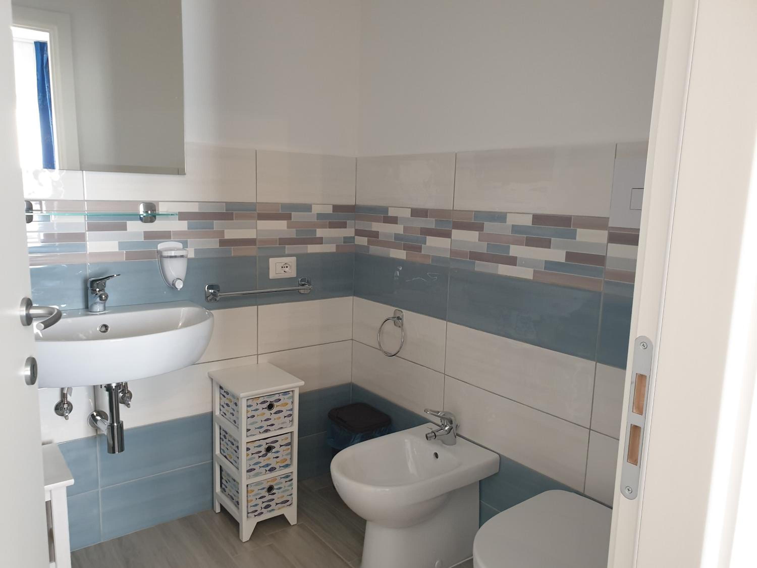 Double or Twin Room with Private Bathroom - Photo 26