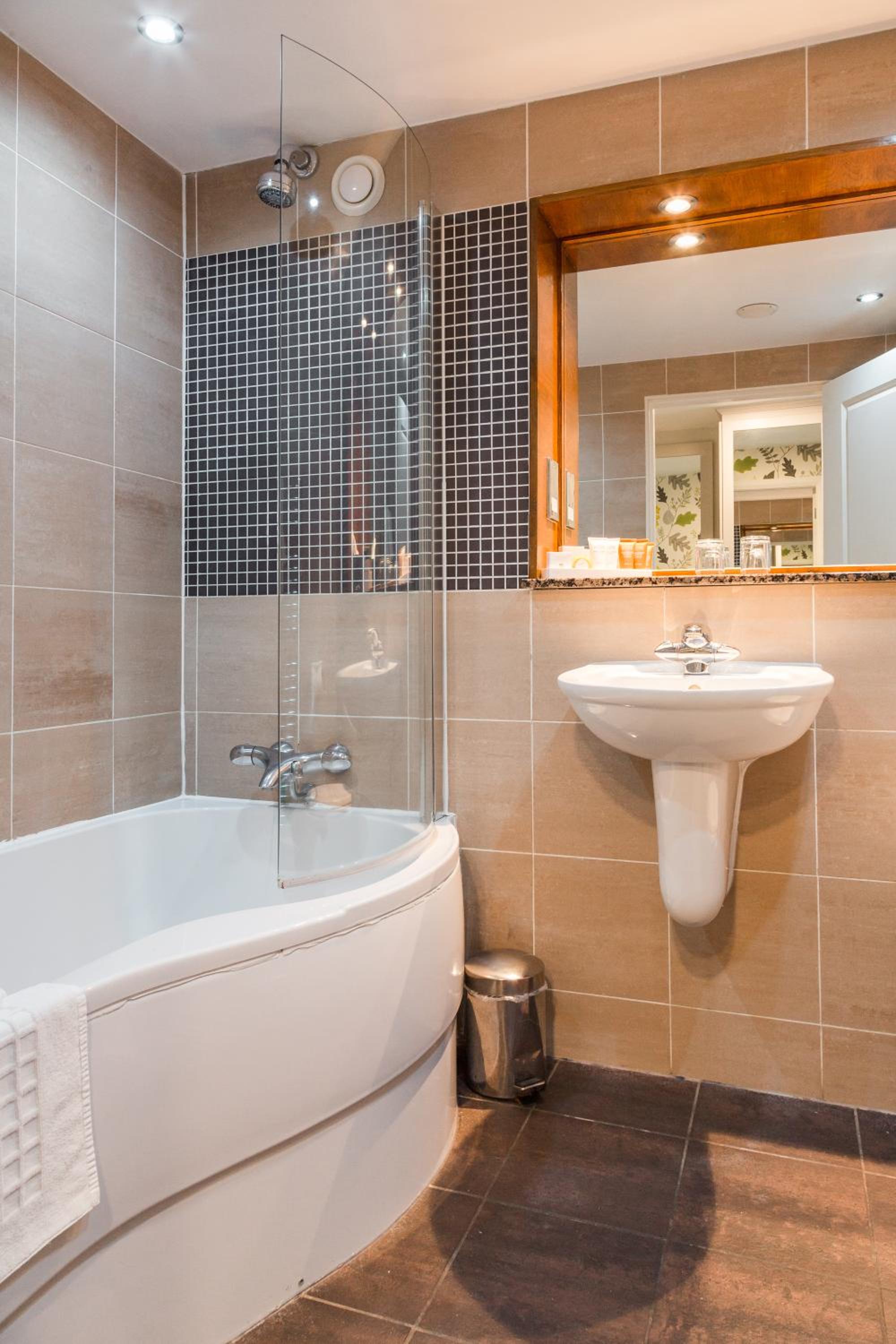 Deluxe Double Room with Two Double Beds - Photo 11